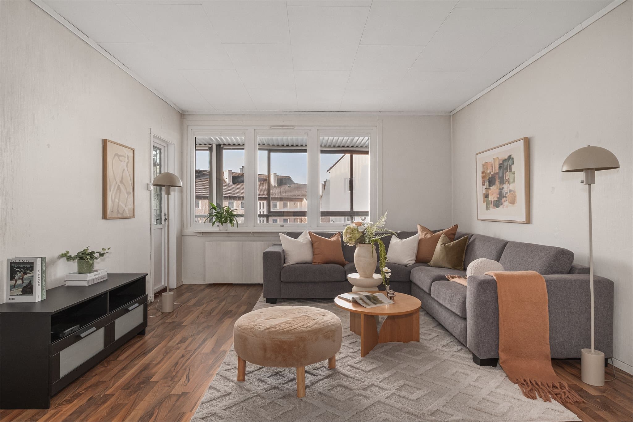 Det er spesialtilpassede plisségardiner v/stuevinduer. Fra 2025.