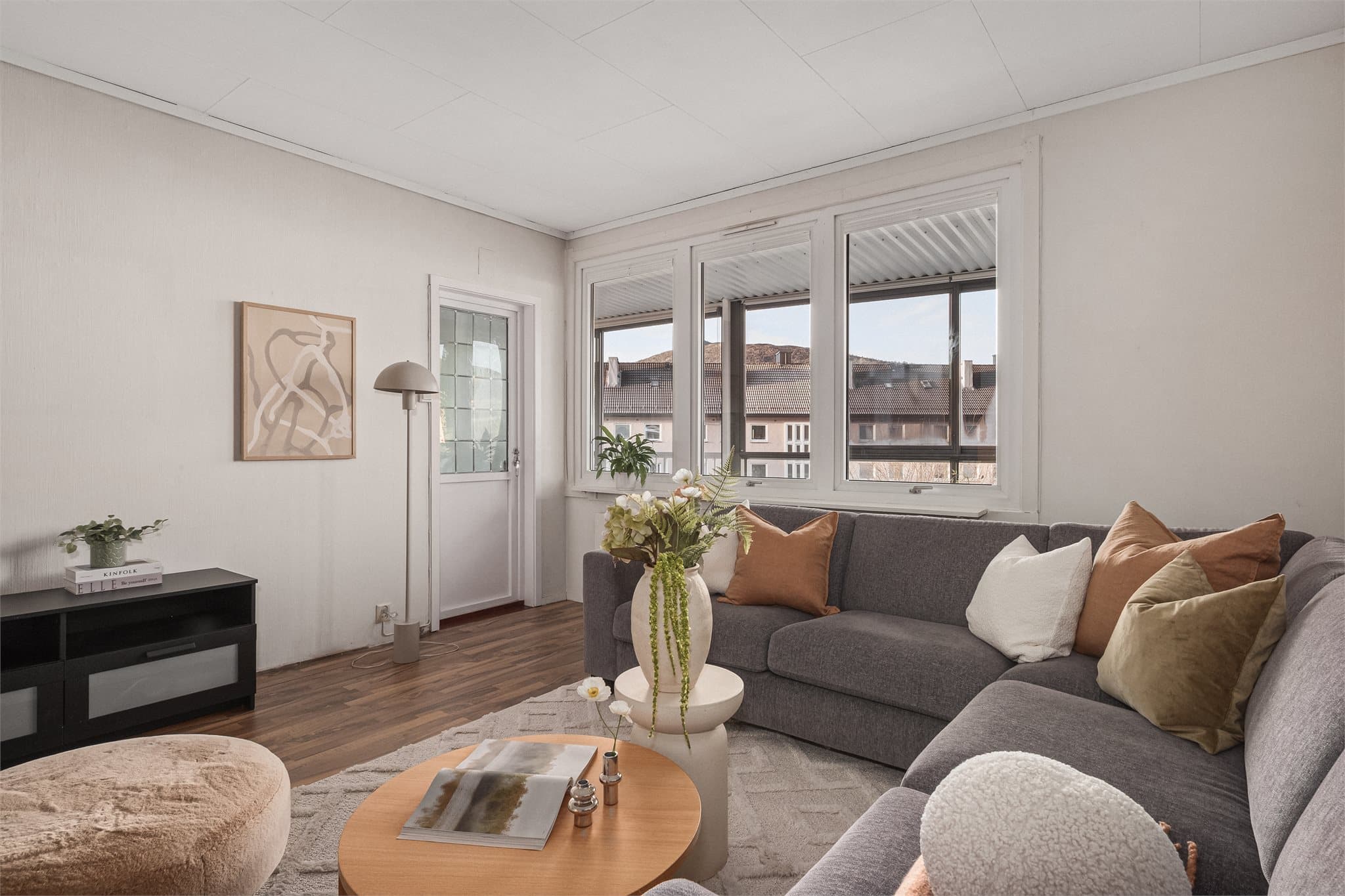 Laminatgulv ble montert ca i 2011. Fra stuen er det utgang til innglasset vinterhage på 17 kvm.