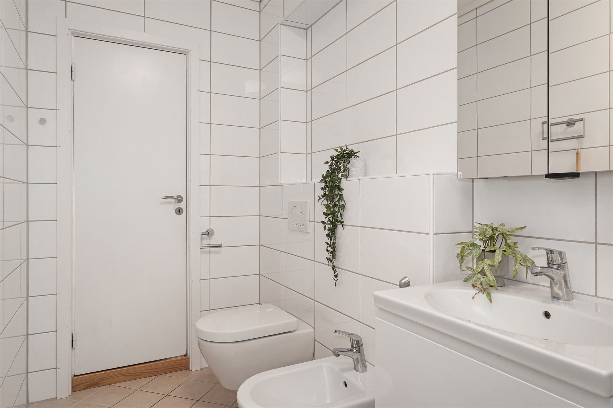 Det er varmekabler i gulv og elektrisk avtrekksventil i kasse.