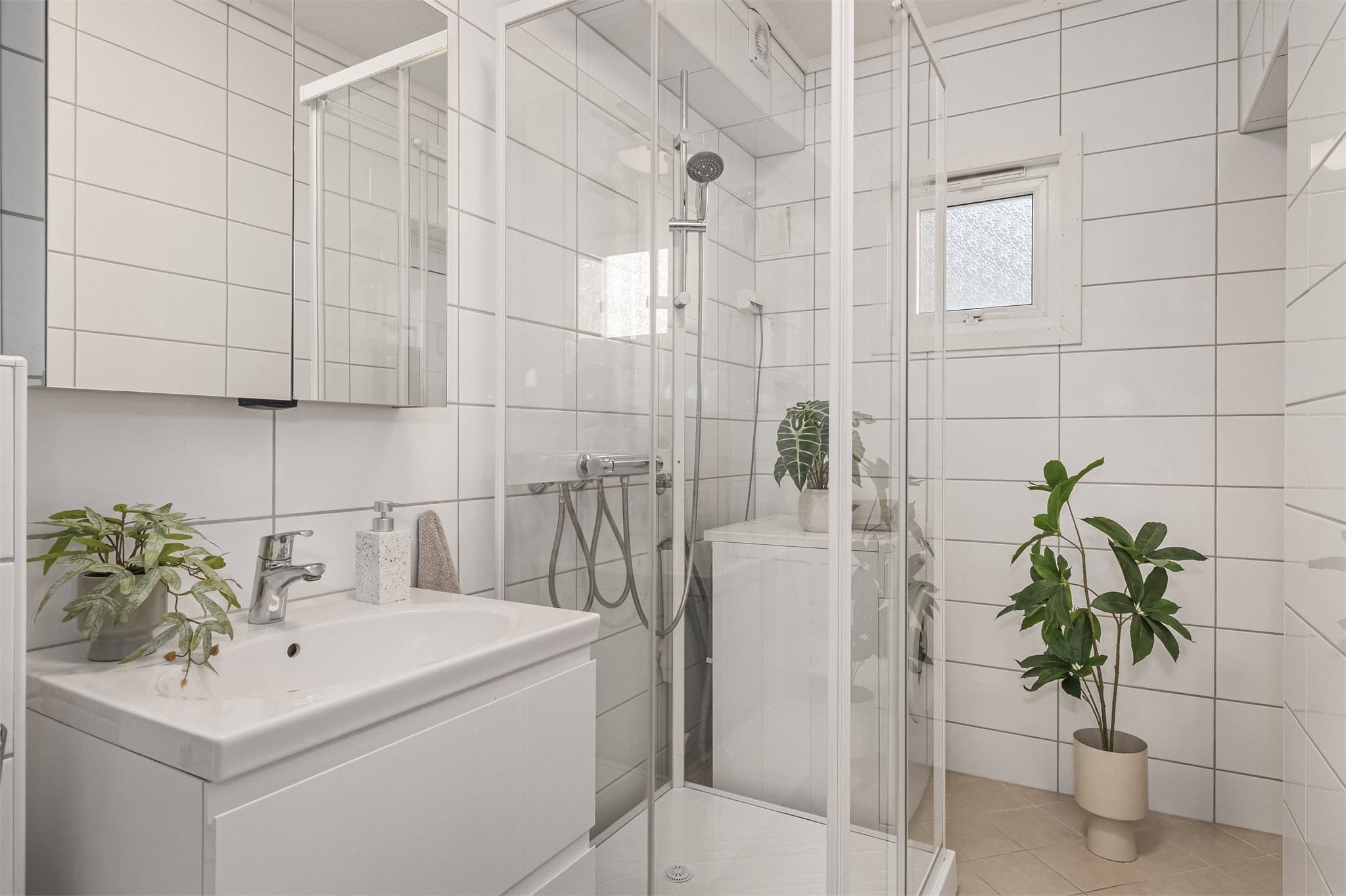 Helfliset pent og tidløst bad fra 2013. Arbeidet ble utført av Gården rørleggerservice med samarbeidspartnere.