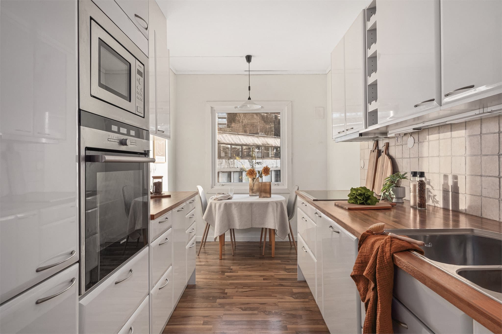 Integrerte hvitevarer som stekeovn med pyrolysefunksjon, platetopp med induksjon, oppvaskmaskin, micro og kjøleskap/frys.