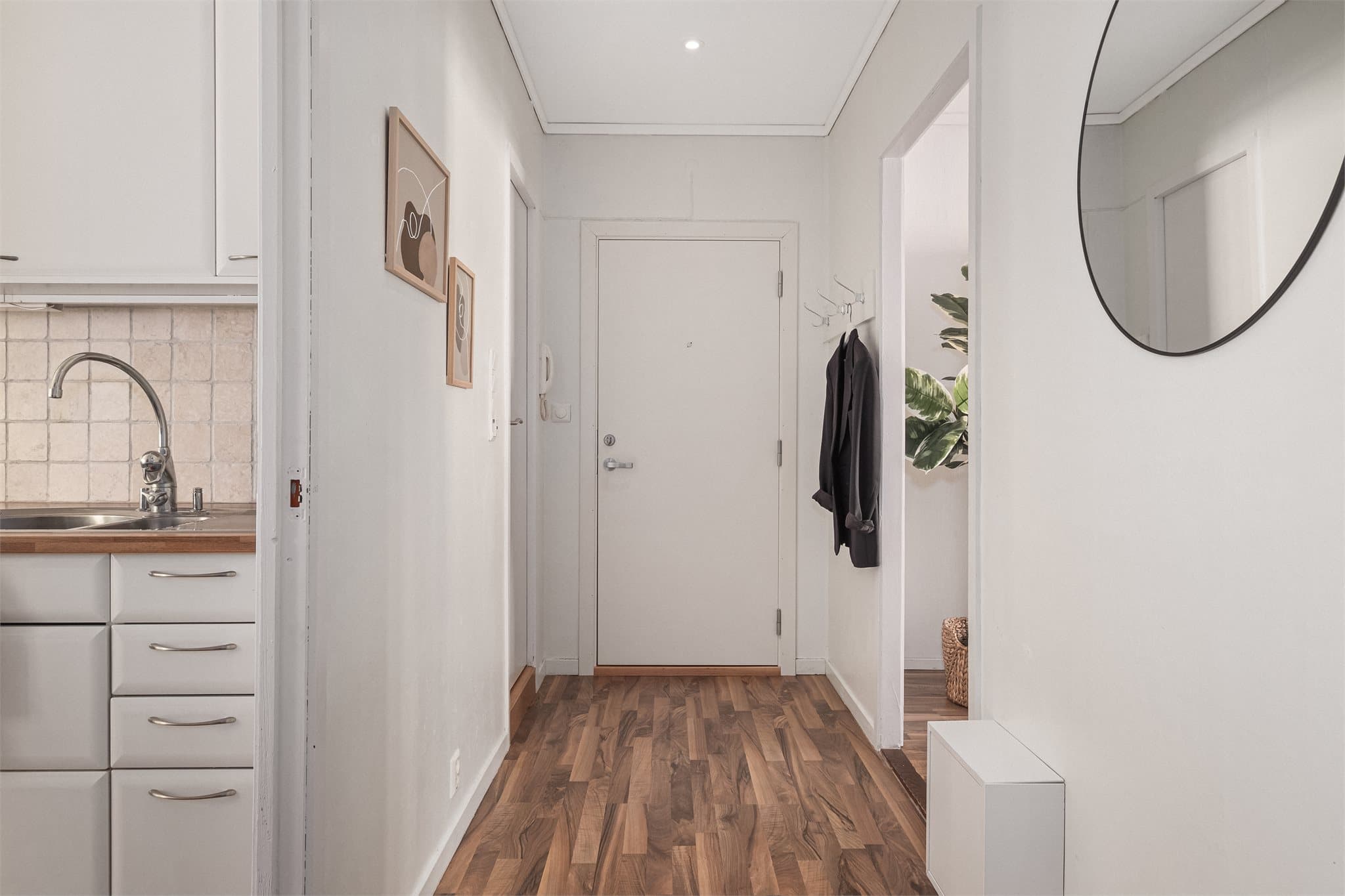 Innfelte spotlights i entre/gang fra 2025.