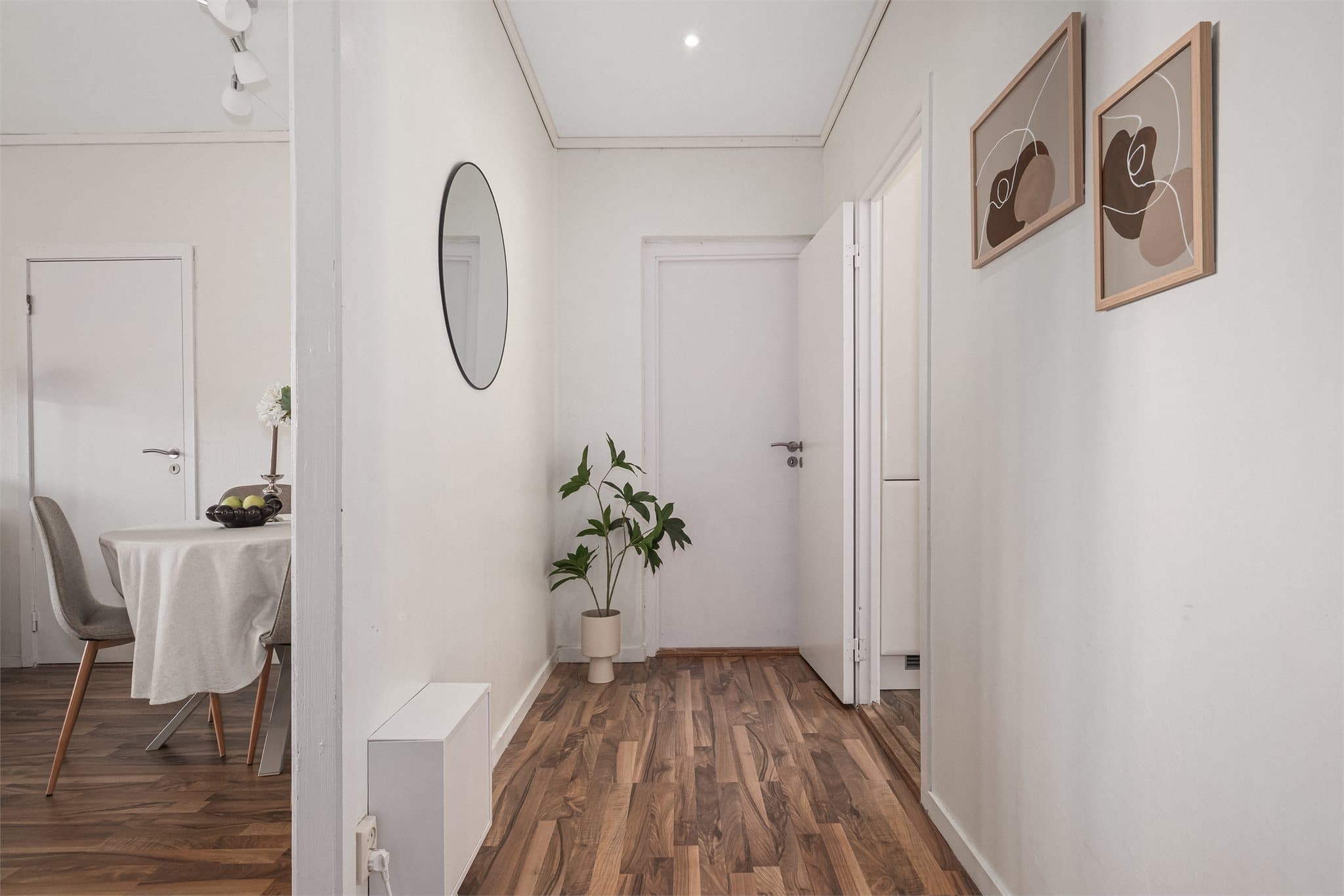 God plass til oppheng eller andre oppbevaringsløsninger i entre/gang.