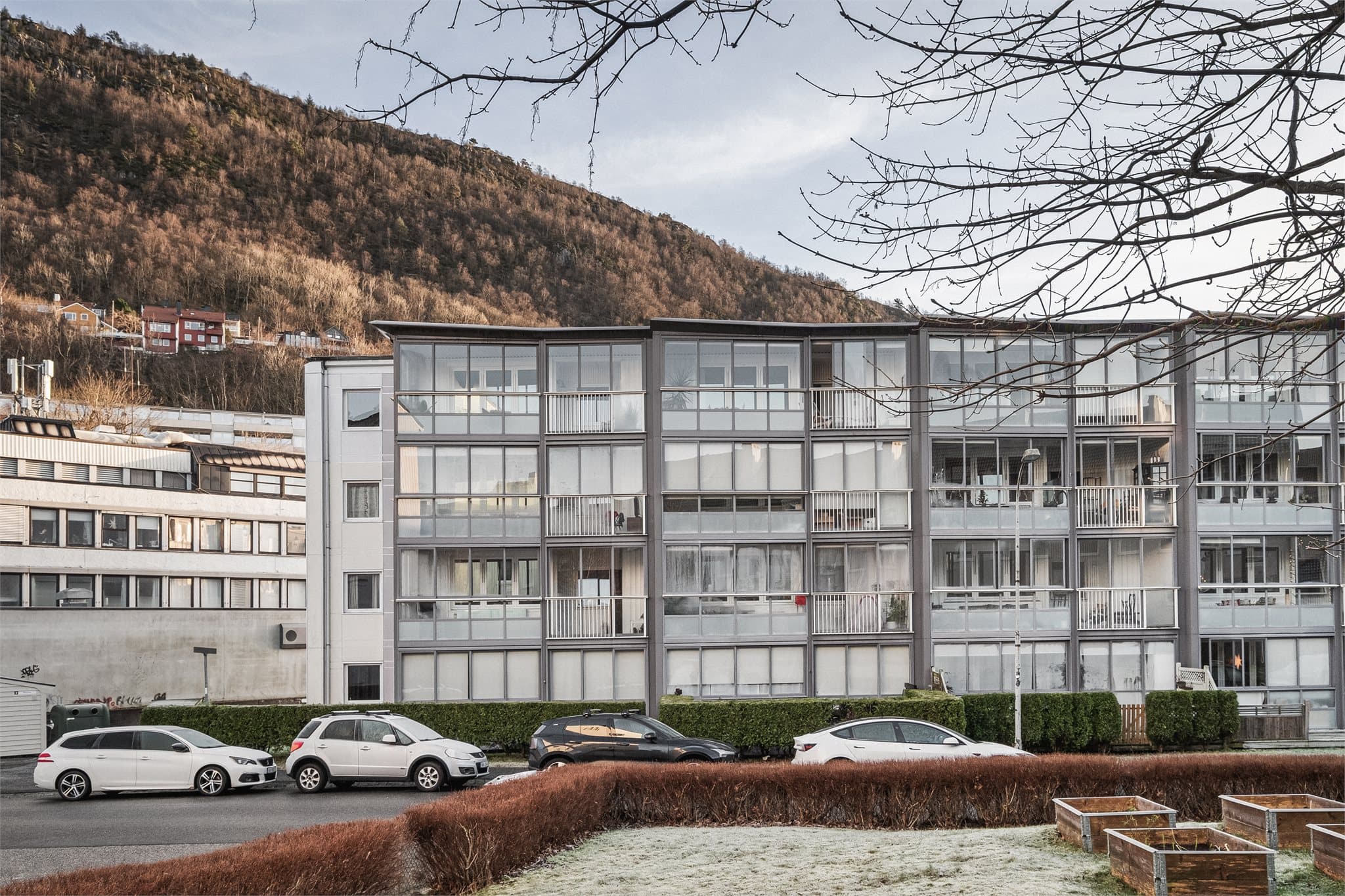 Leiligheten ligger i øverste etasje og helt til venstre på bildet.