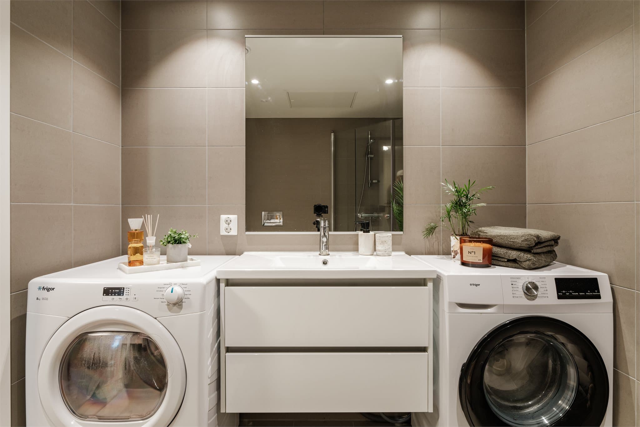 Romslig bad med opplegg for vaskemaskin.