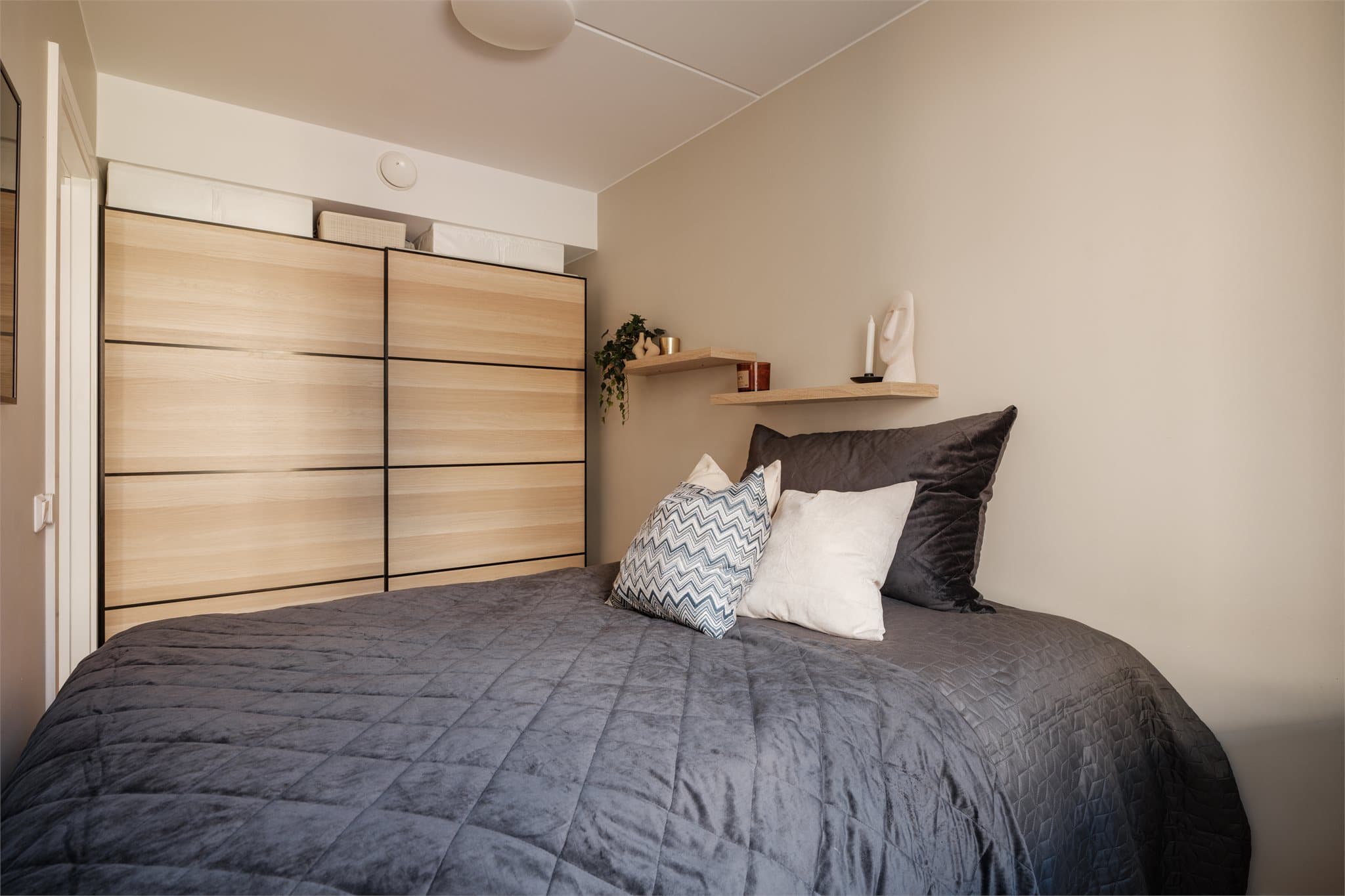 God plass til å sette opp et garderobeskap.