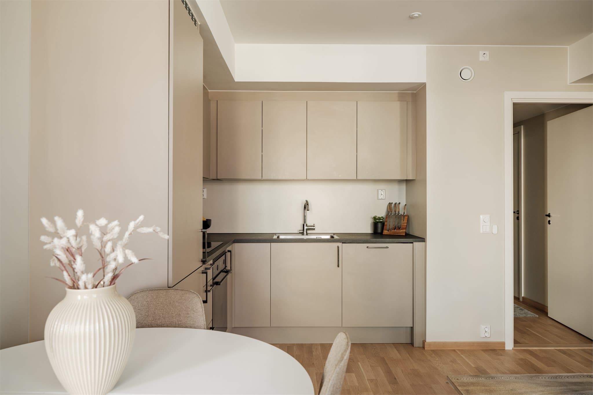 Integrerte hvitevarer medfølger handelen.