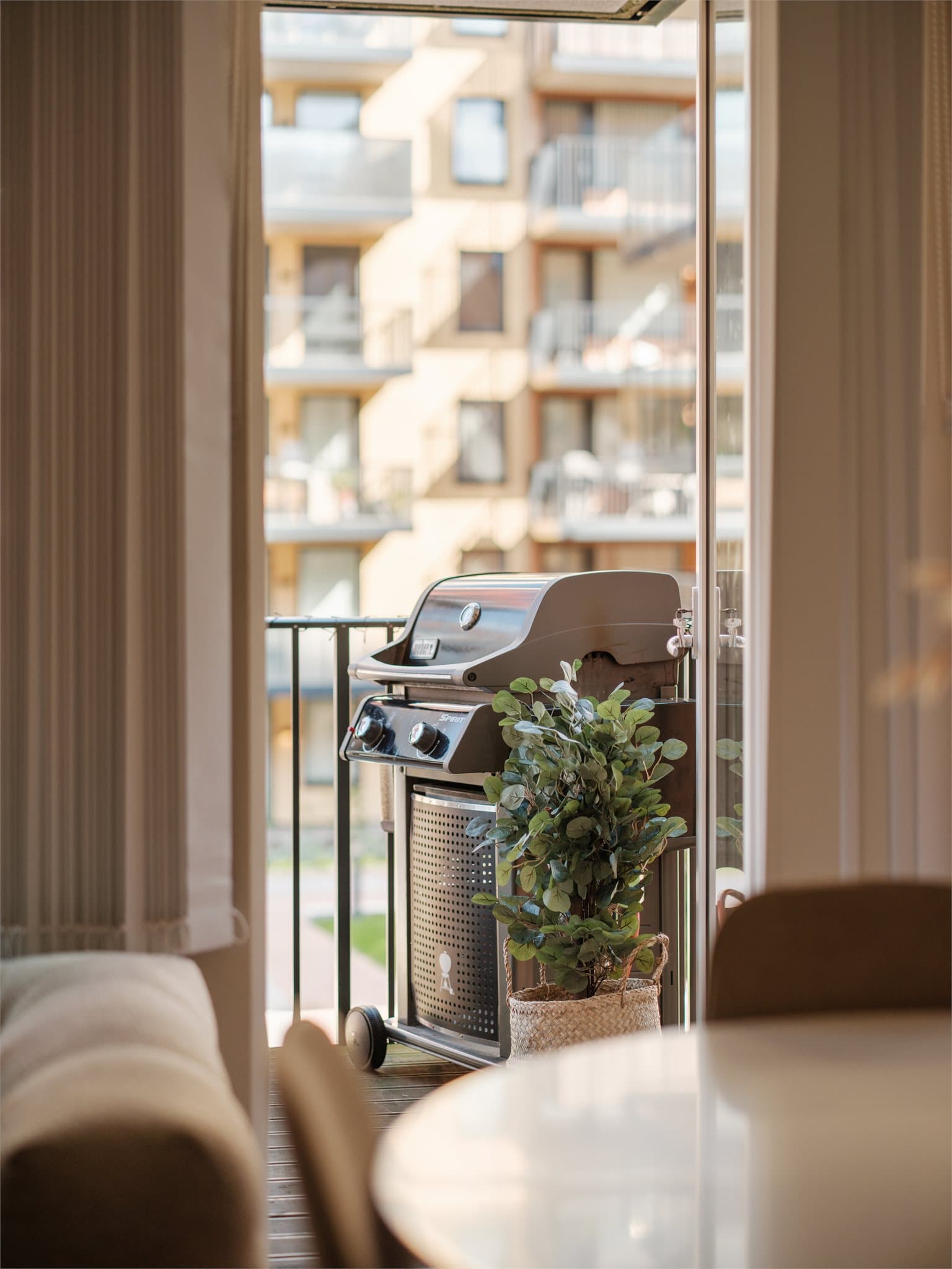 Fra stuen har du utgang til en solrik balkong.