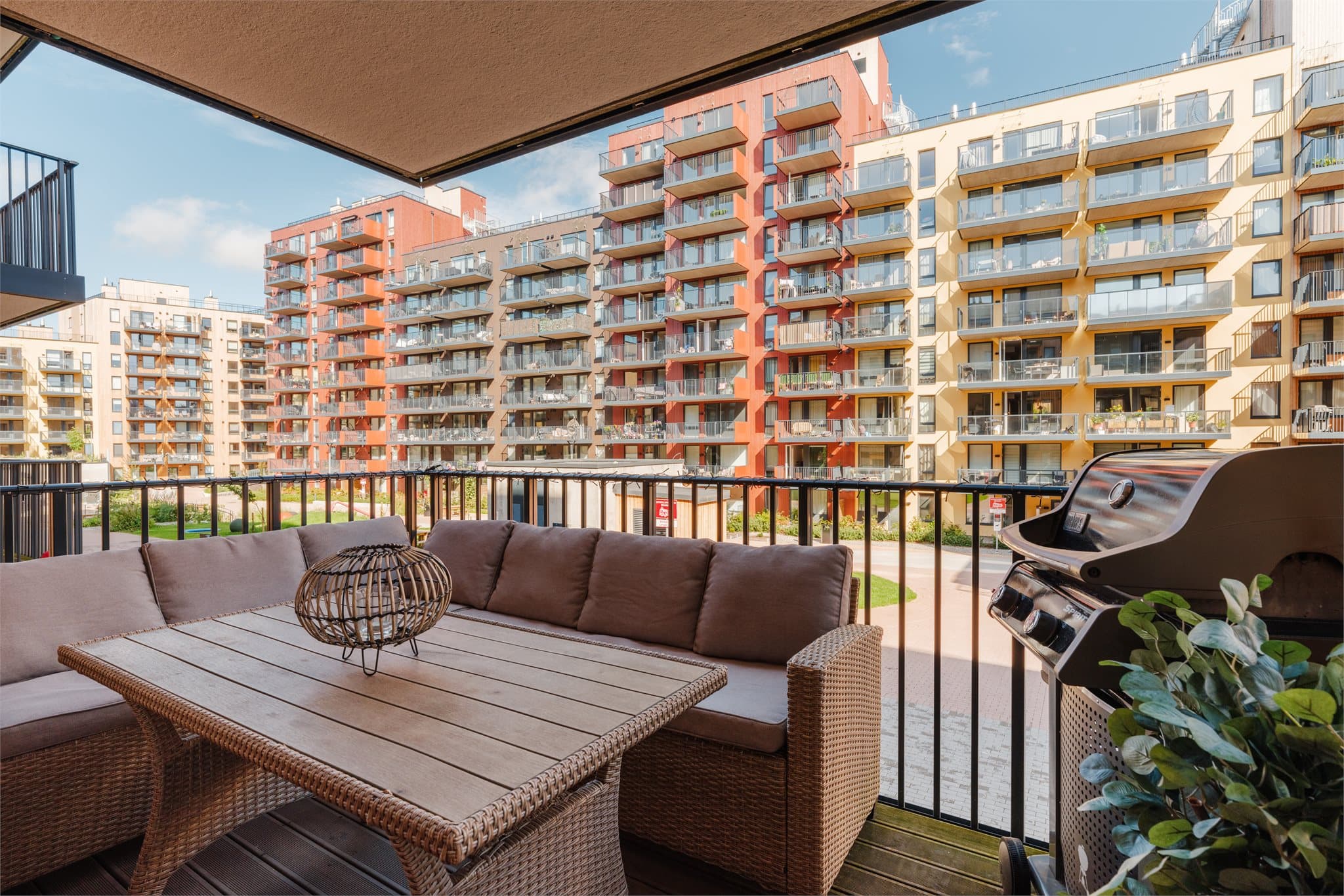 Dette er en lekker 3- roms leilighet med en solrik vestvendt balkong og garasjeplass.