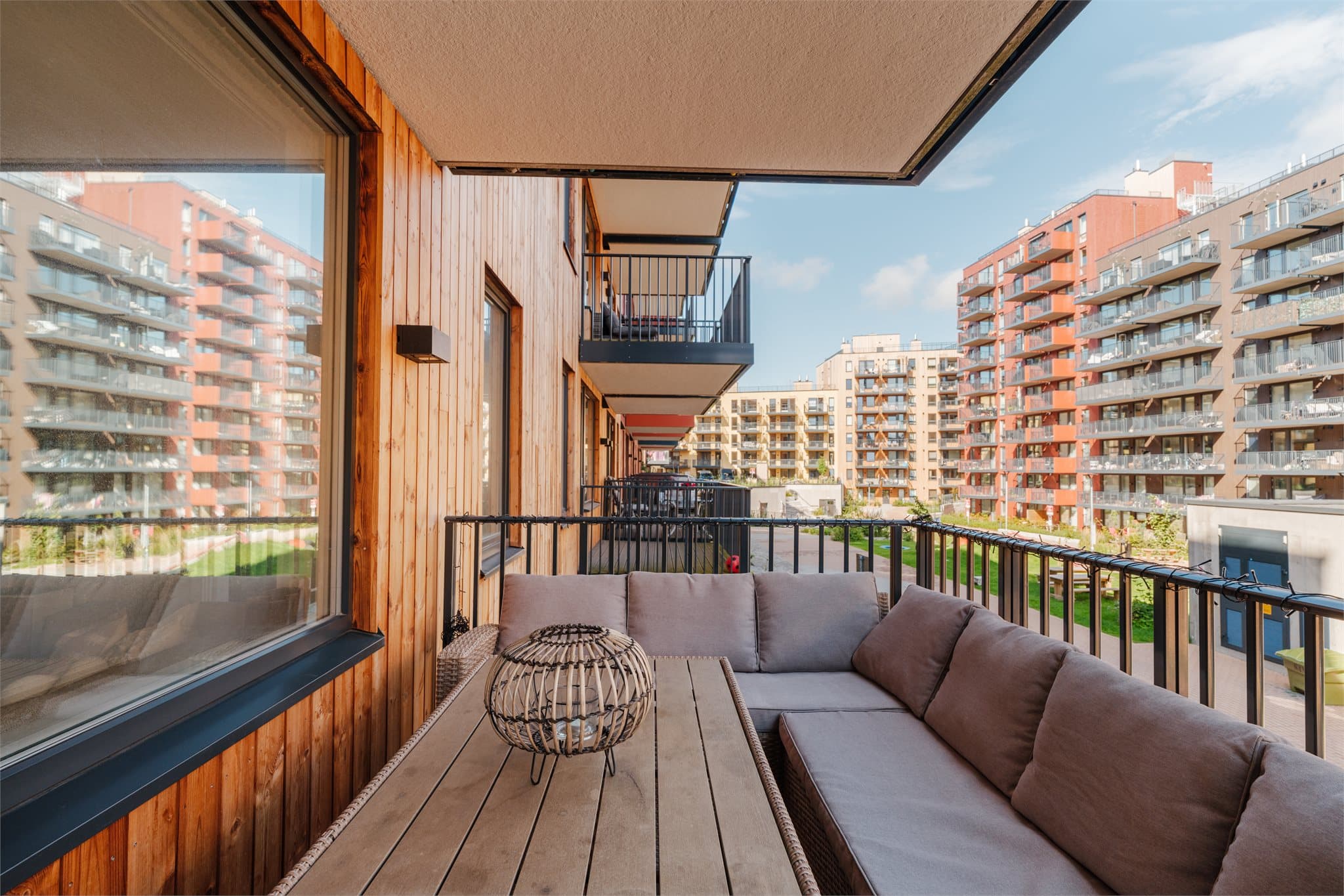 Balkongen er ca. 7 kvm, og vender vestvendt.