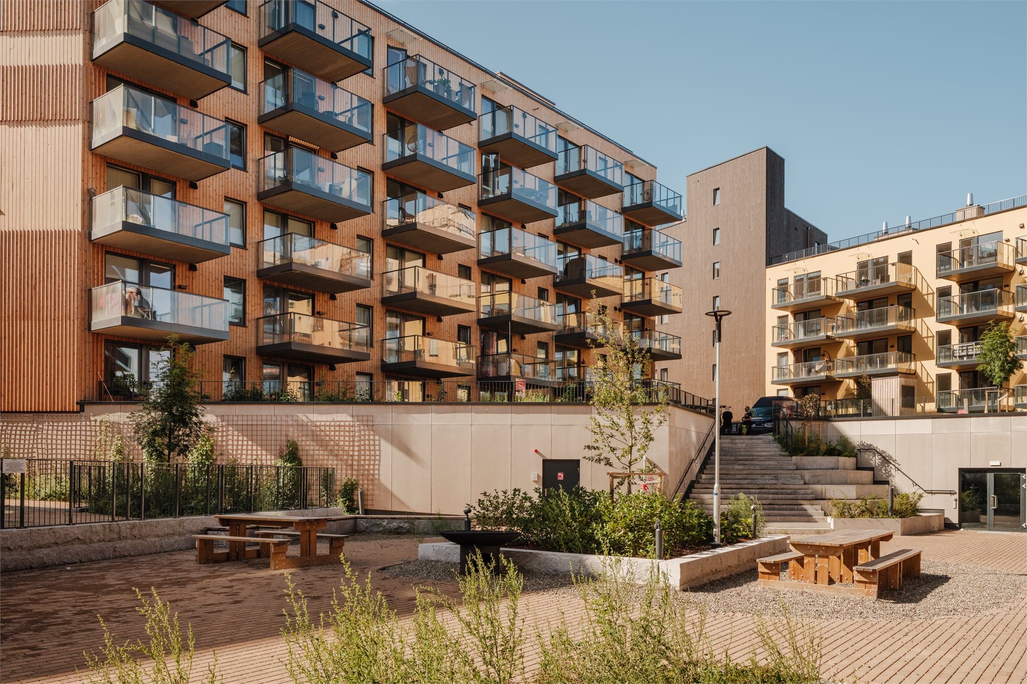 Lørenskog og nærområdet har et godt utbygget nett av gang- og sykkelveier, samt et aktivt idrettsmiljø med anlegg for mange ulike aktiviteter