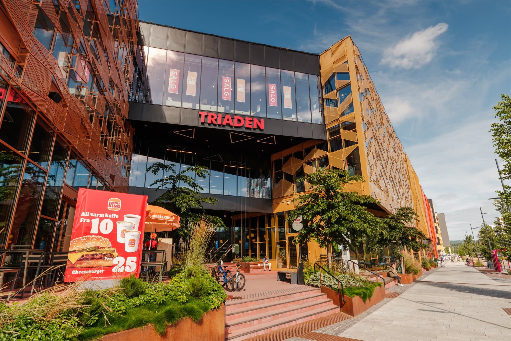 Triaden kjøpesenter ligger bare noen få minutters gange unna, med et bredt spekter av butikker, servicefunksjoner og spisesteder.