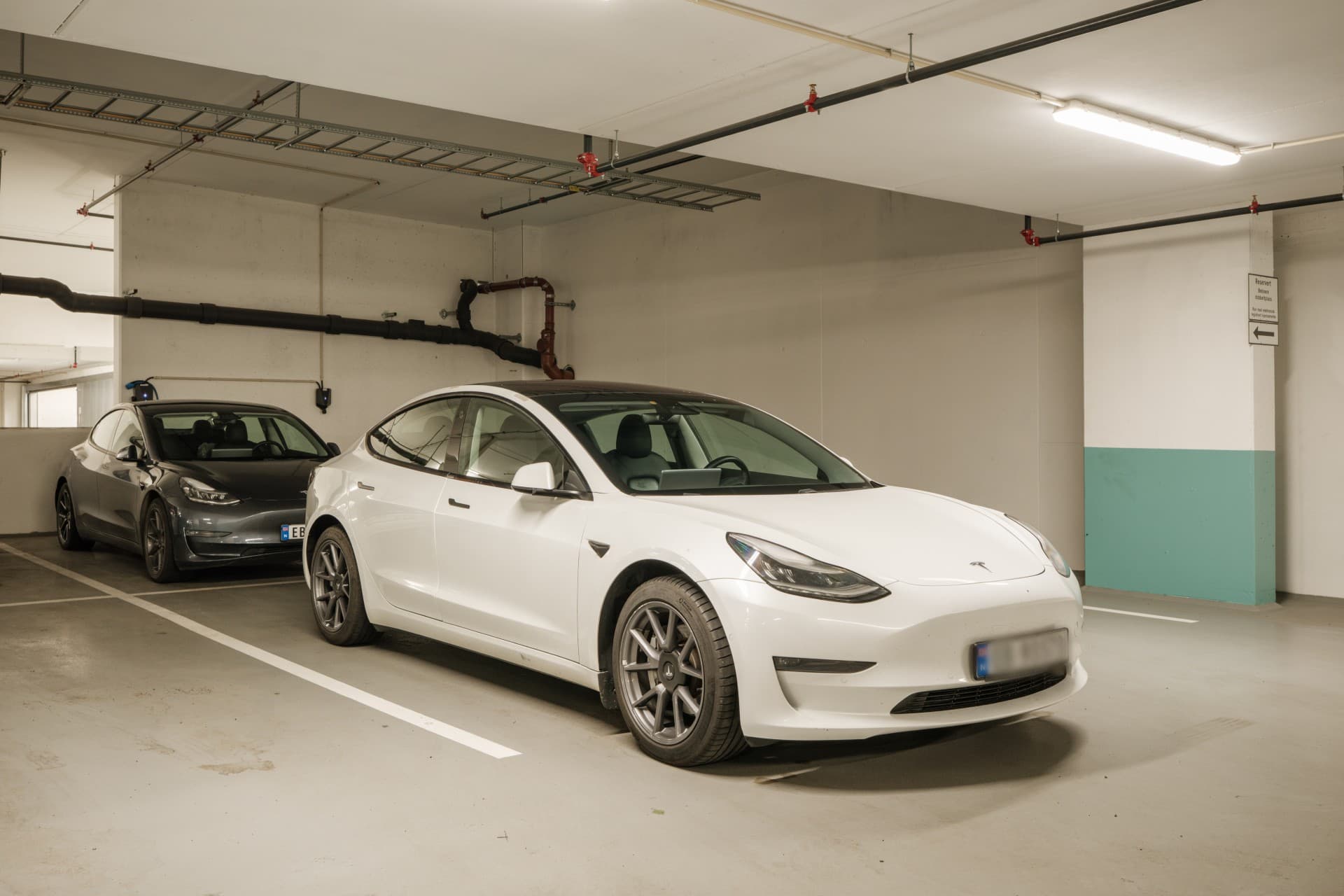 Leiligheten disponerer to garasjeplasser i rekke med EL-lader