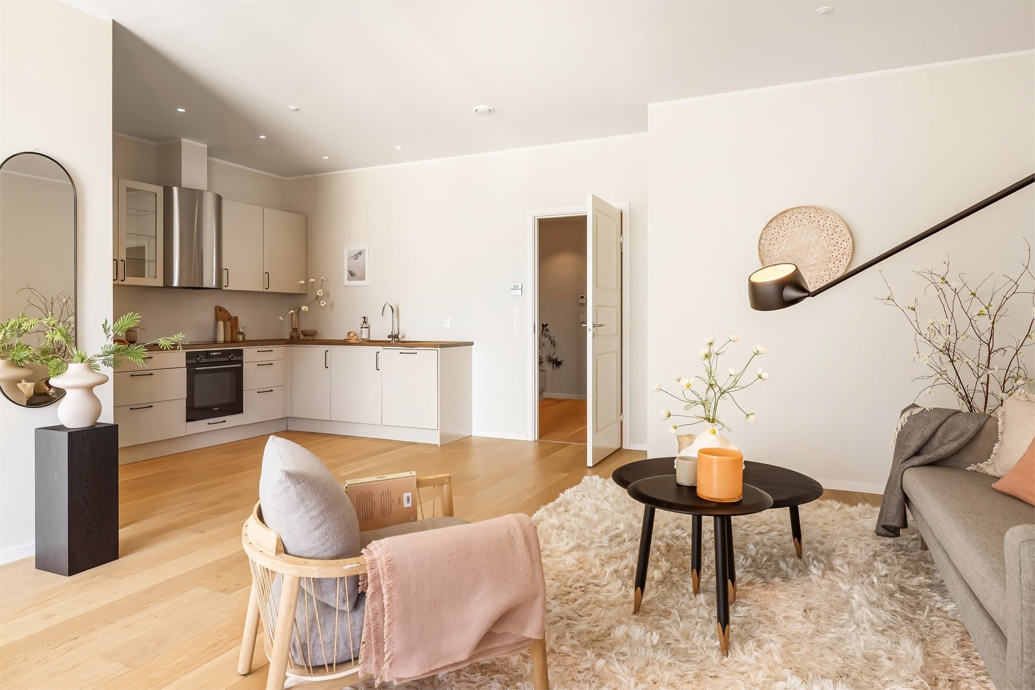 - Listefritt og spotter i himling skaper et moderne og stilrent inntrykk. Merk god takhøyde i stue/kjøkken på 2,70 meter -