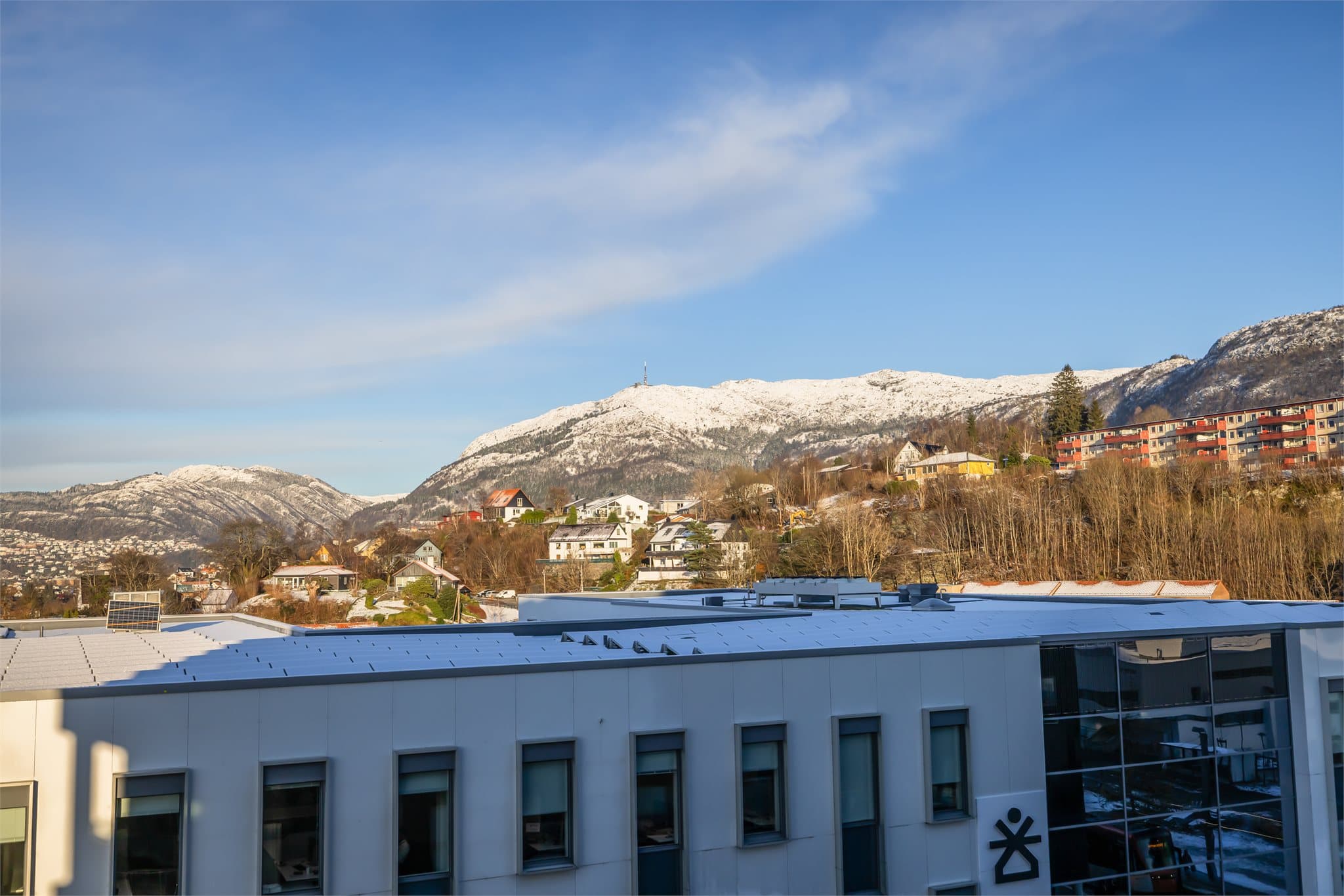 - Denne utsikten er virkelig praktfull. Her ser man Ulriken, som også er en populær fjelltopp -
