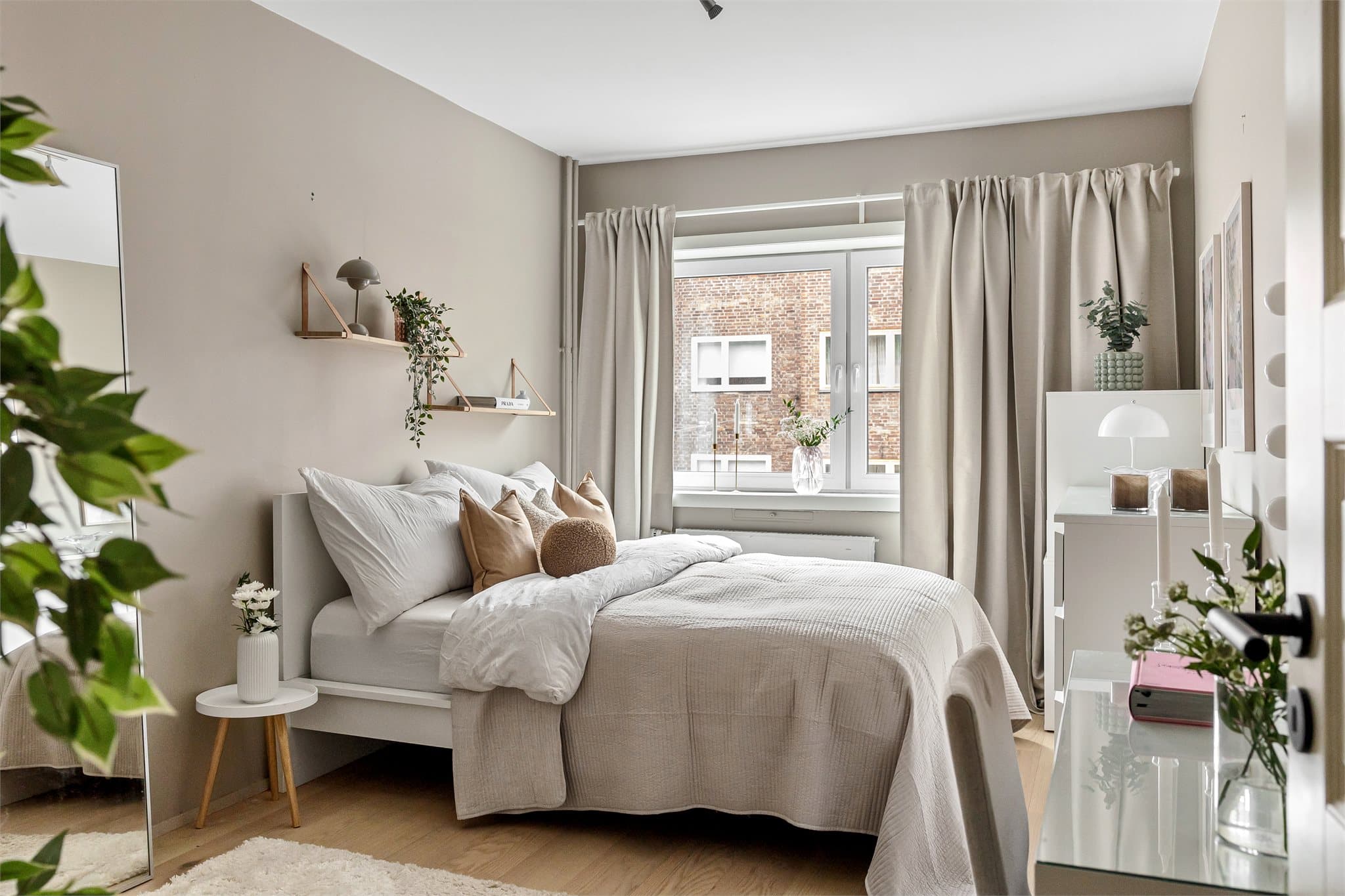 Boligen har to luftige soverom med god plass til dobbeltseng, pult og garderobeløsning.