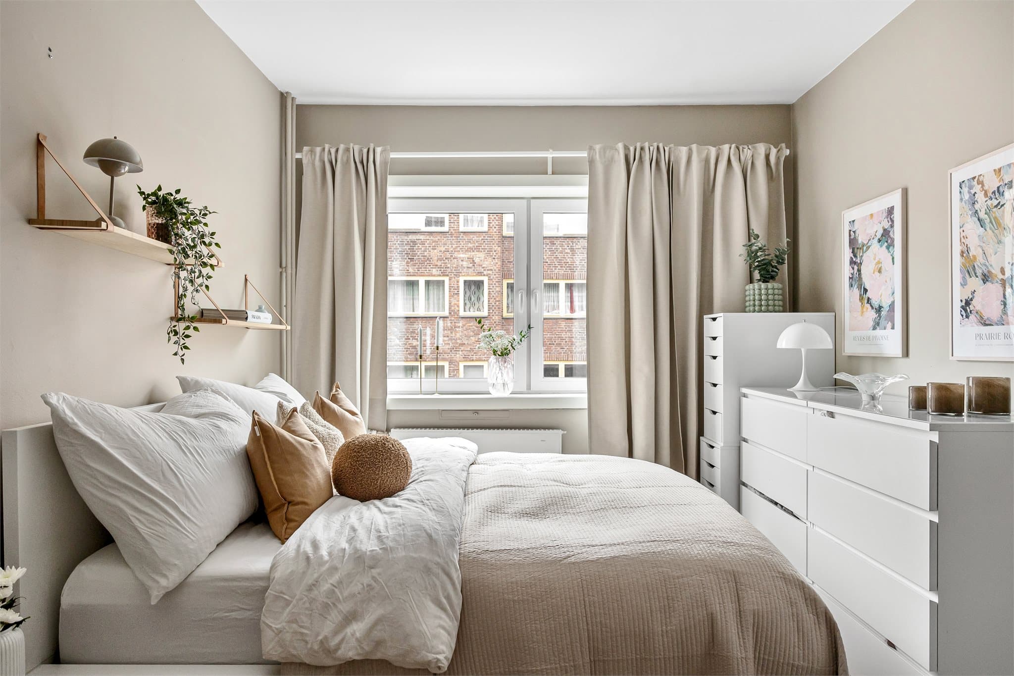 Tidsriktige farge- og materialvalg er gjennomgående i hele boligen.