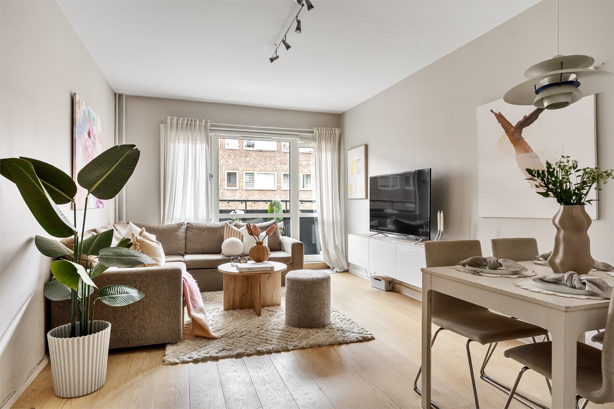 Velkommen til Casparis gate 5 presentert av Chloé Lemvik og Håkon Hovland ved Emera Eiendomsmegling.