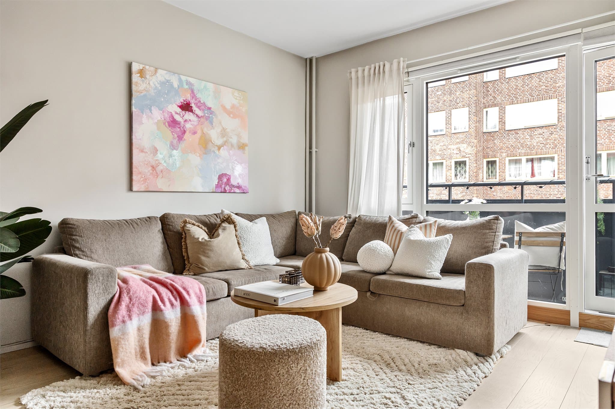 Leiligheten har slette overflater malt i duse toner og enstavs parkett på gulv.