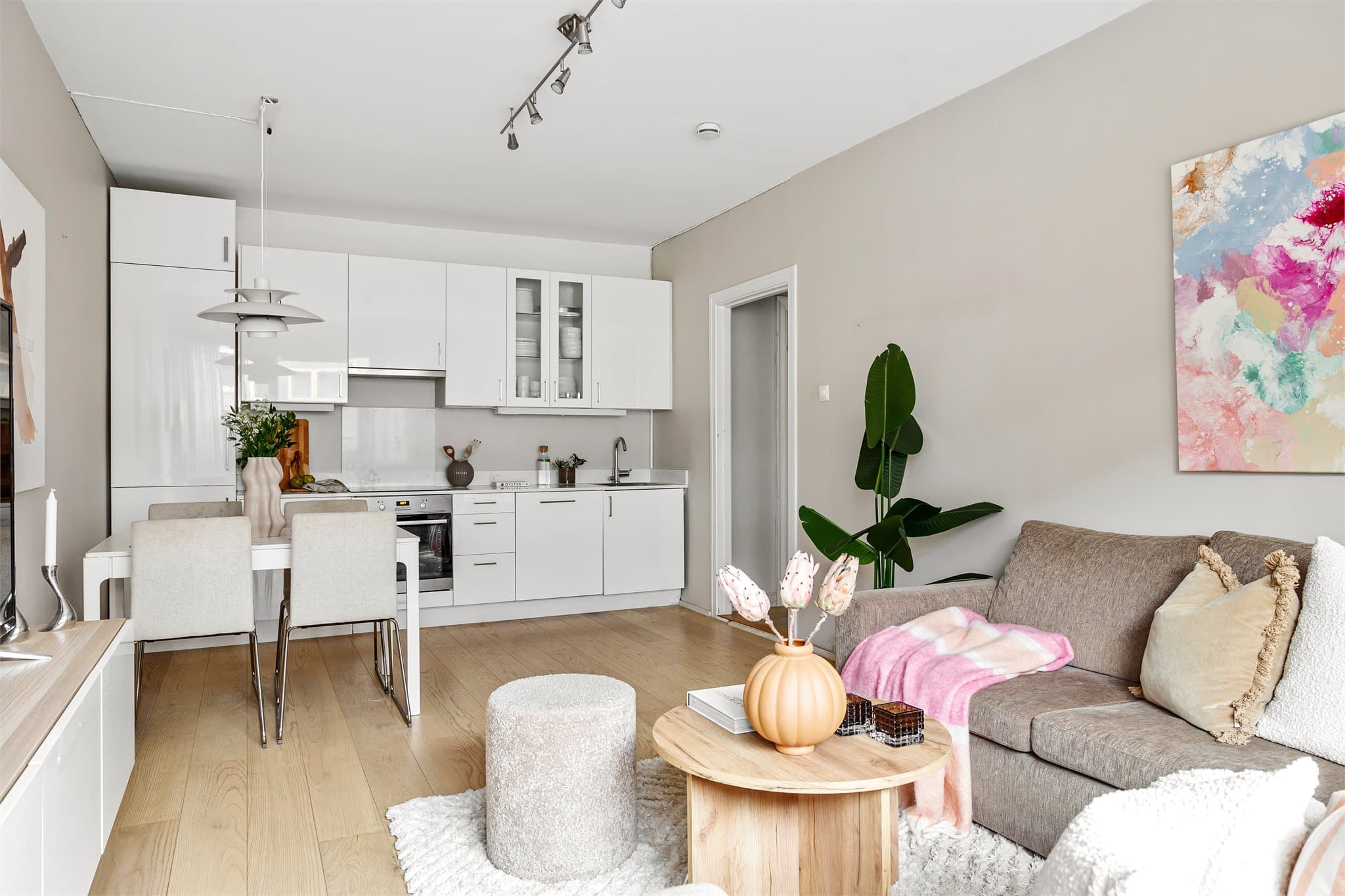 Den åpne planløsningen skaper et fint knutepunkt som binder kjøkken og stue naturlig sammen.