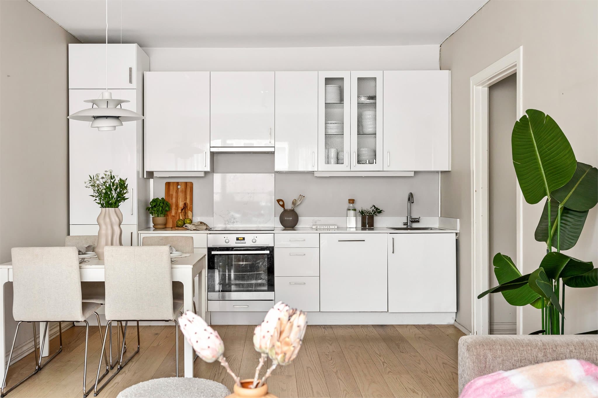 Oppholdsrommet fungerer som hjemmets naturlige samlingspunkt, med egen spiseplass i tilknytning til kjøkkenet.