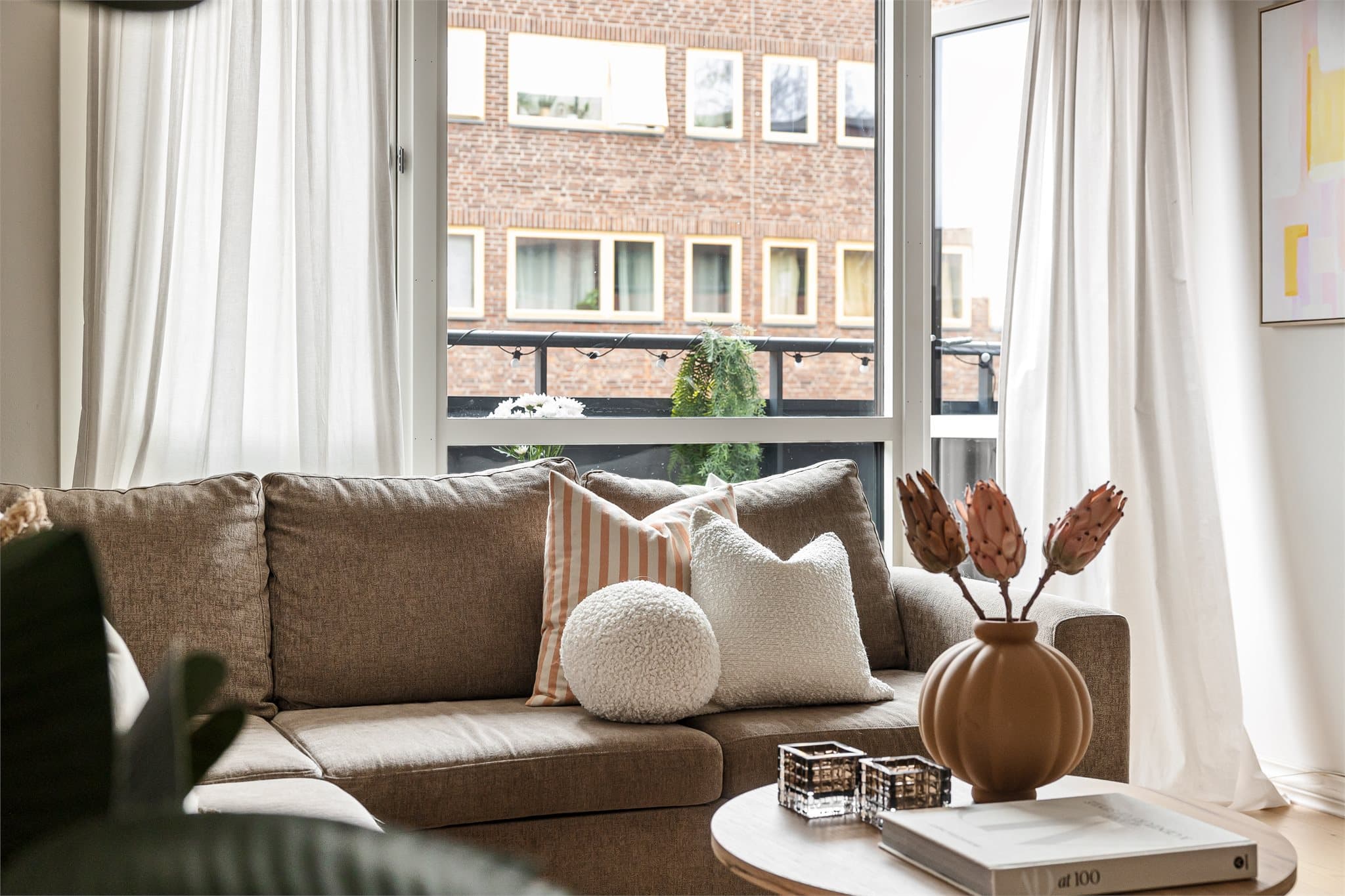 Fra stuen er det direkte utgang til sørvestvendt balkong.