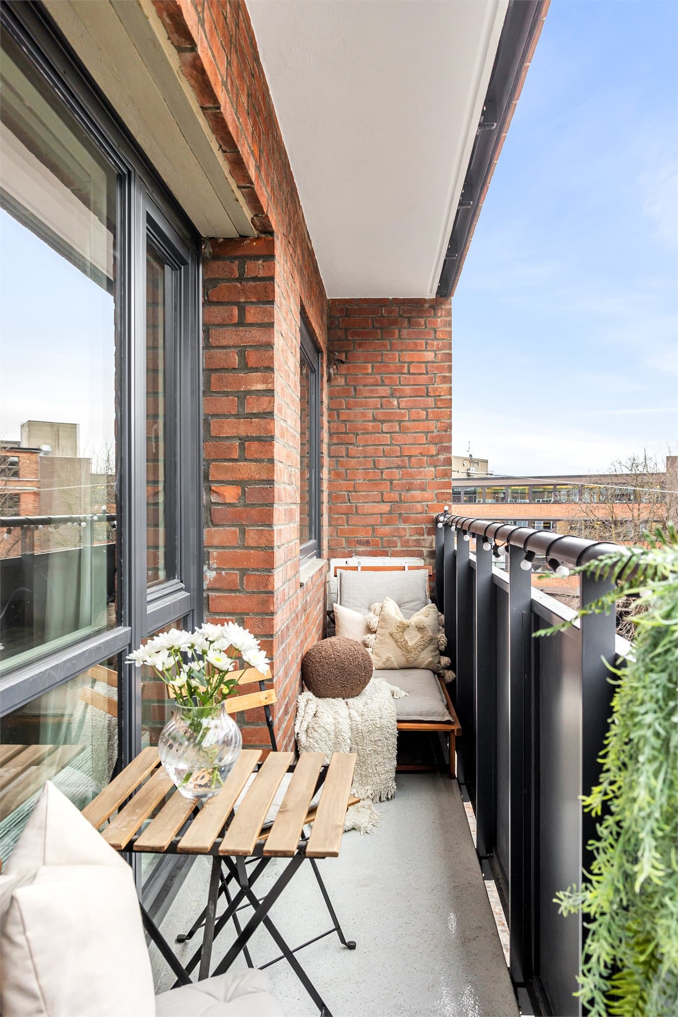 Nyere balkong fra 2023 på ca. 5 m² med gode solforhold.