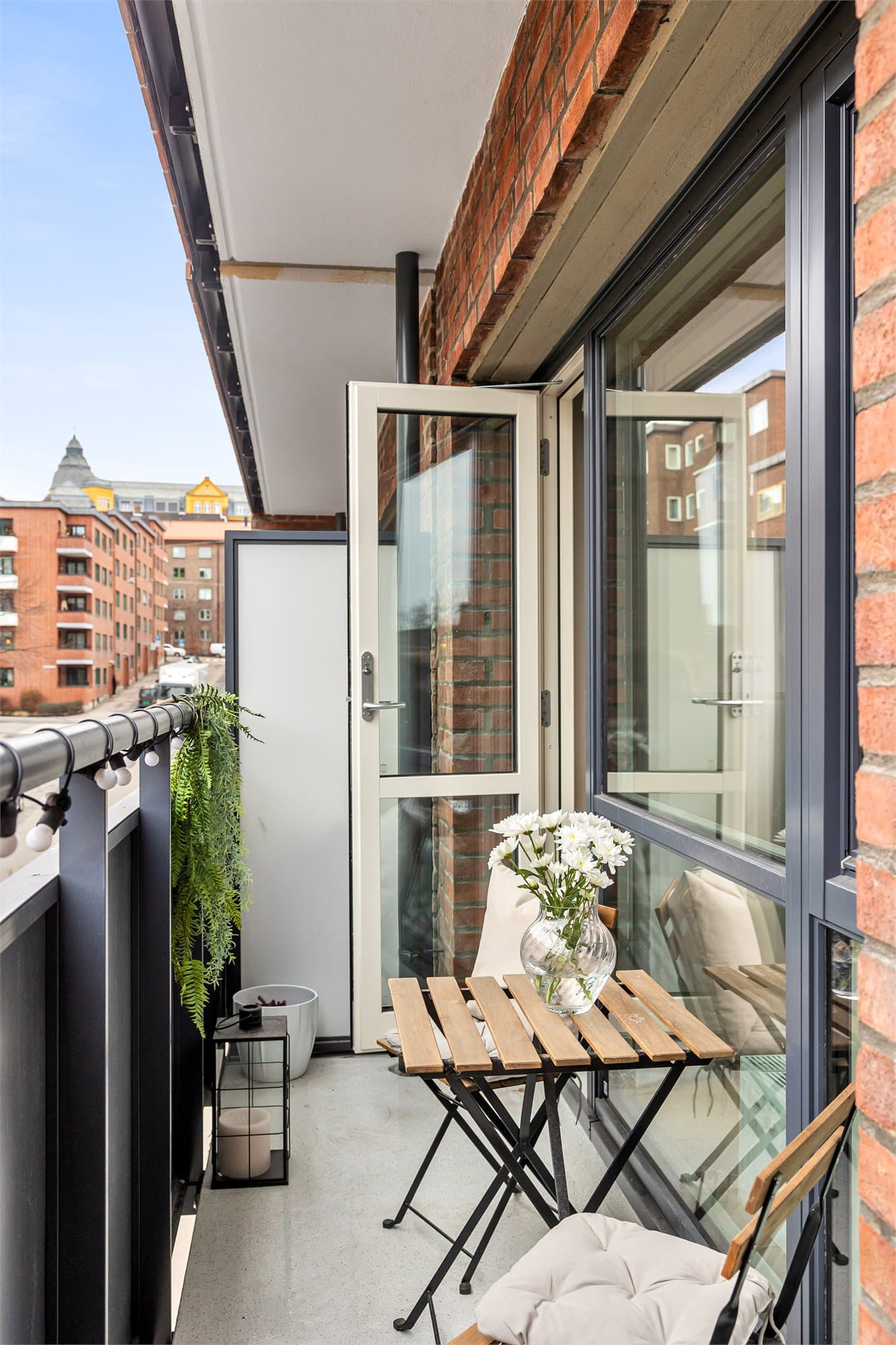 Balkongen gir en fin forlengelse av stuen når været tillater det.