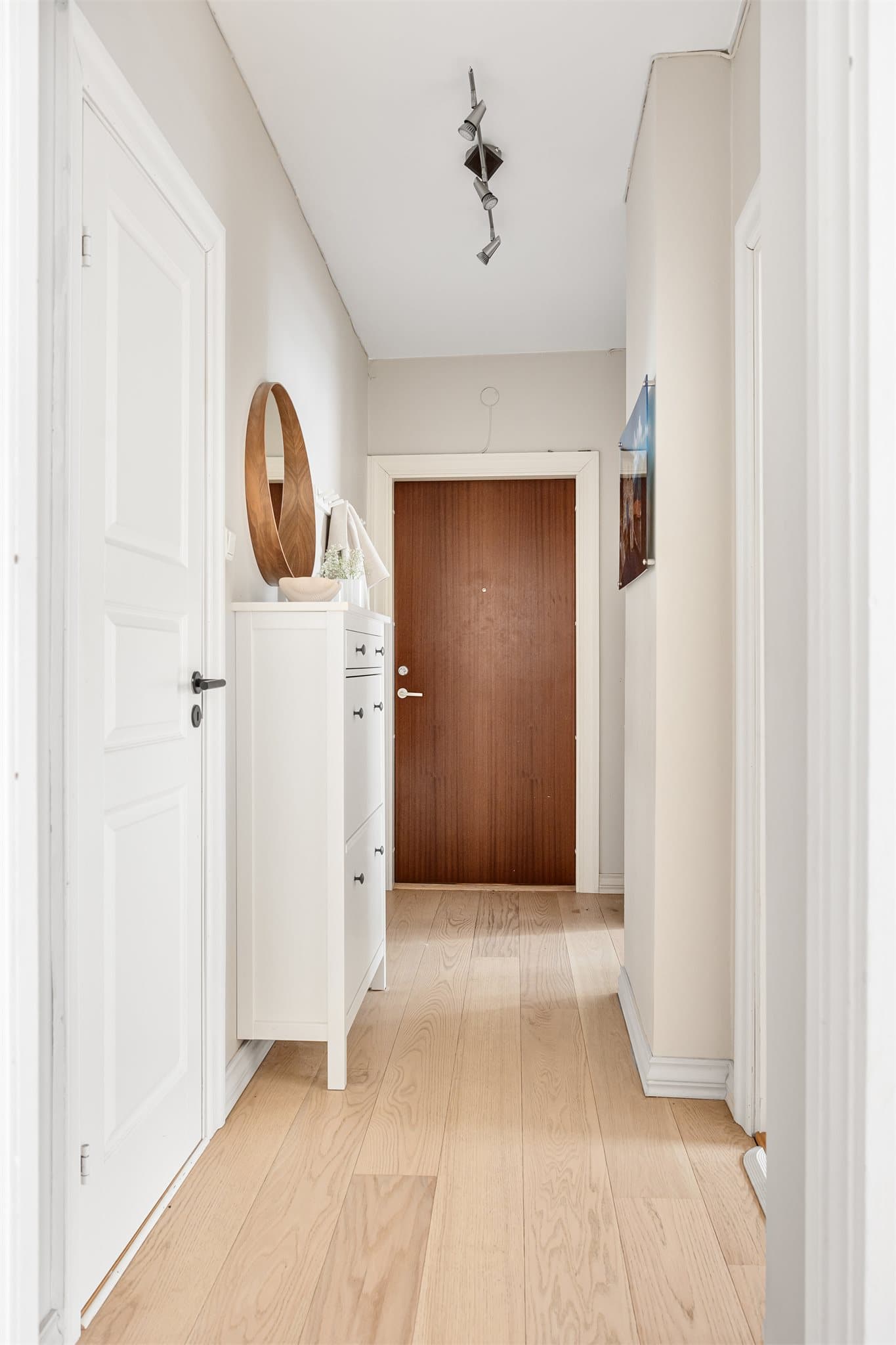 Entréen setter tonen for boligen med et lyst og ryddig førsteinntrykk.