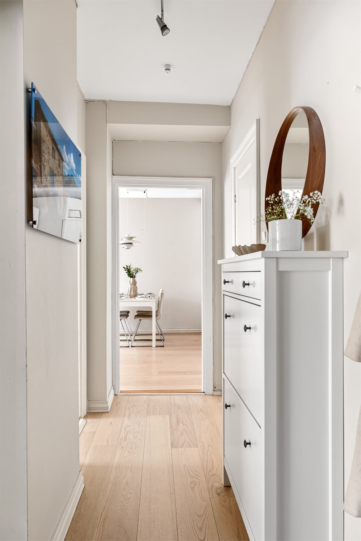 Vegger og tak i stue og gang er nylig overflatebehandlet.