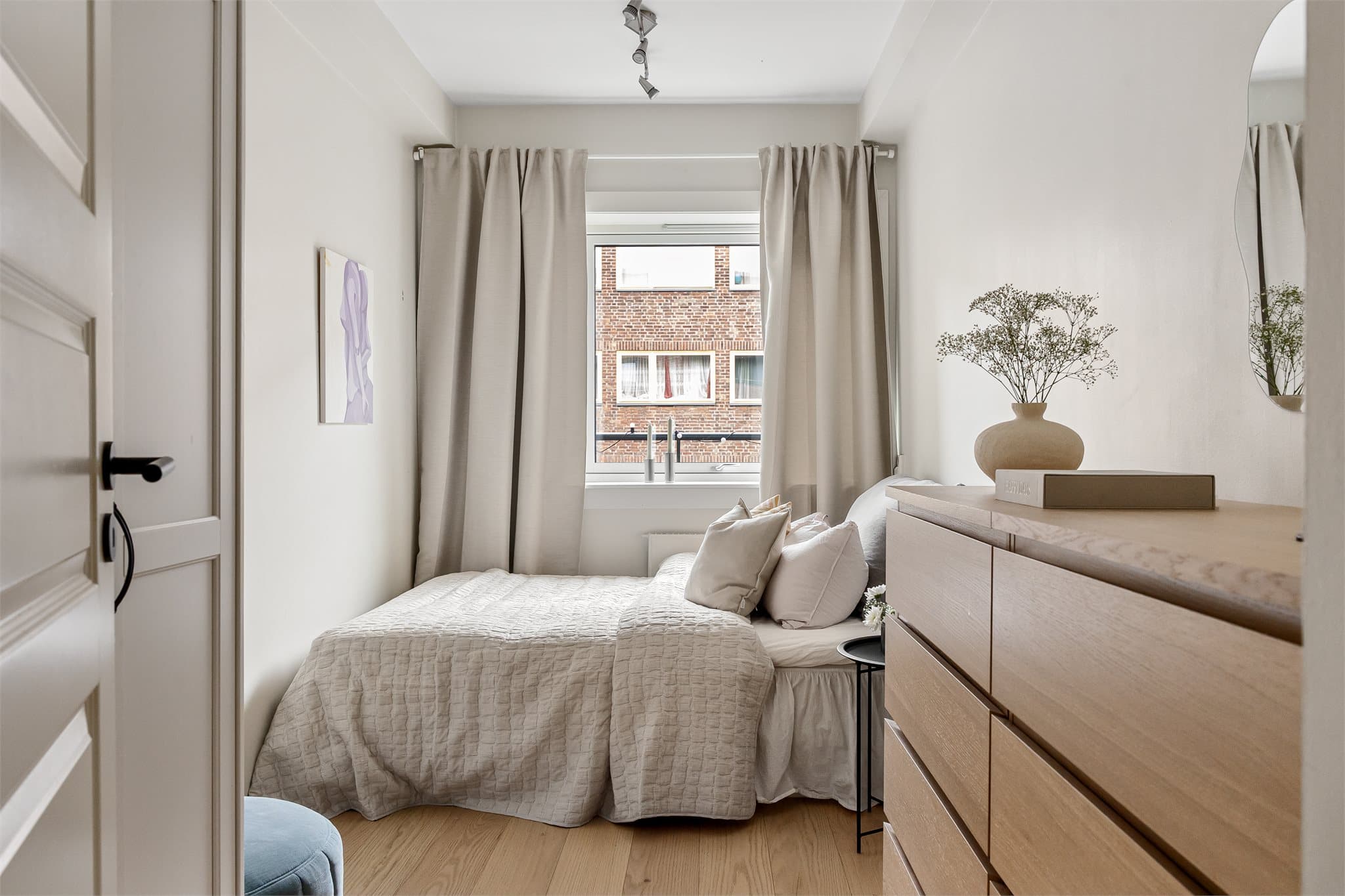 Det andre soverommet har også en generøs størrelse og er velegnet som gjesterom eller kontor.