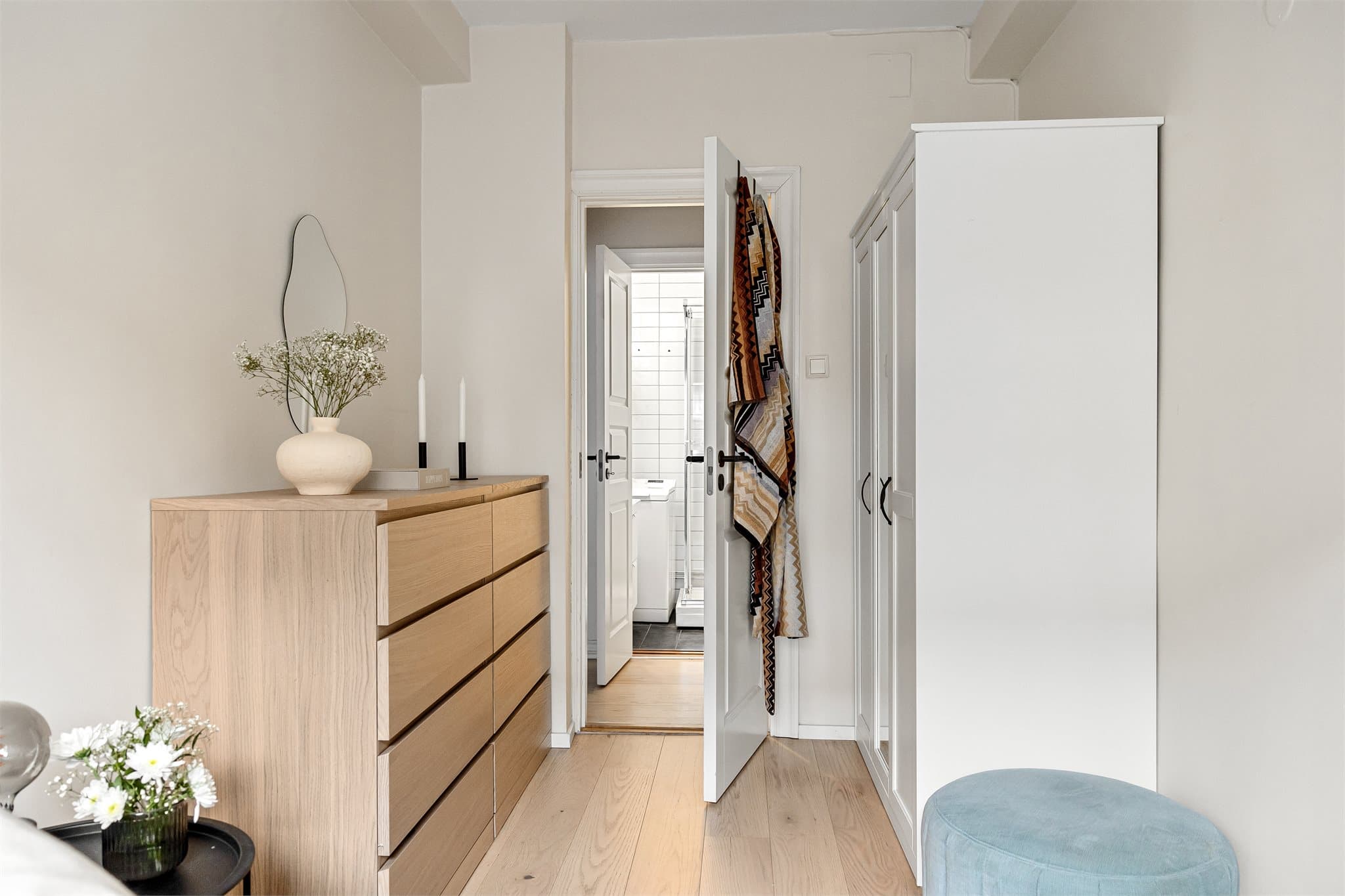 Rommet benyttes i dag som et fullverdig soverom og er utleid med en månedlig leie på kr 8 500.