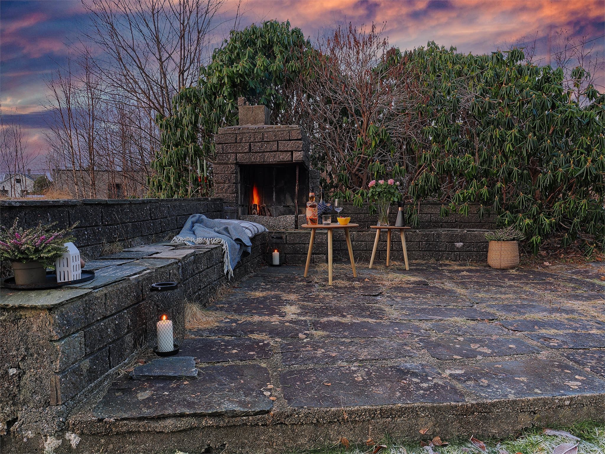 - Eiendommen byr på en pent opparbeidet tomt med sosiale soner, gode parkeringsmuligheter på felles tomt og i garasje -