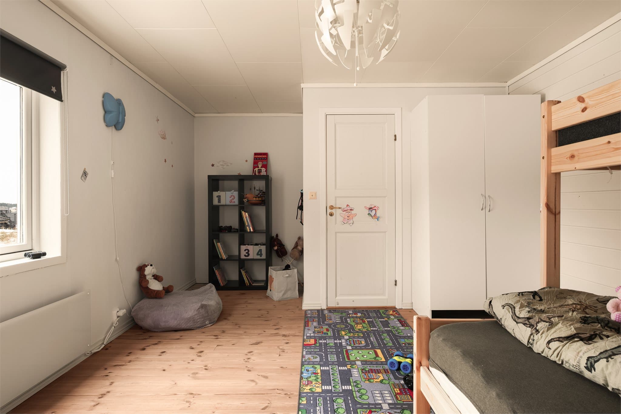 - Her har man god plass til dobbeltseng i ønsket størrelse og tilhørende møblement -