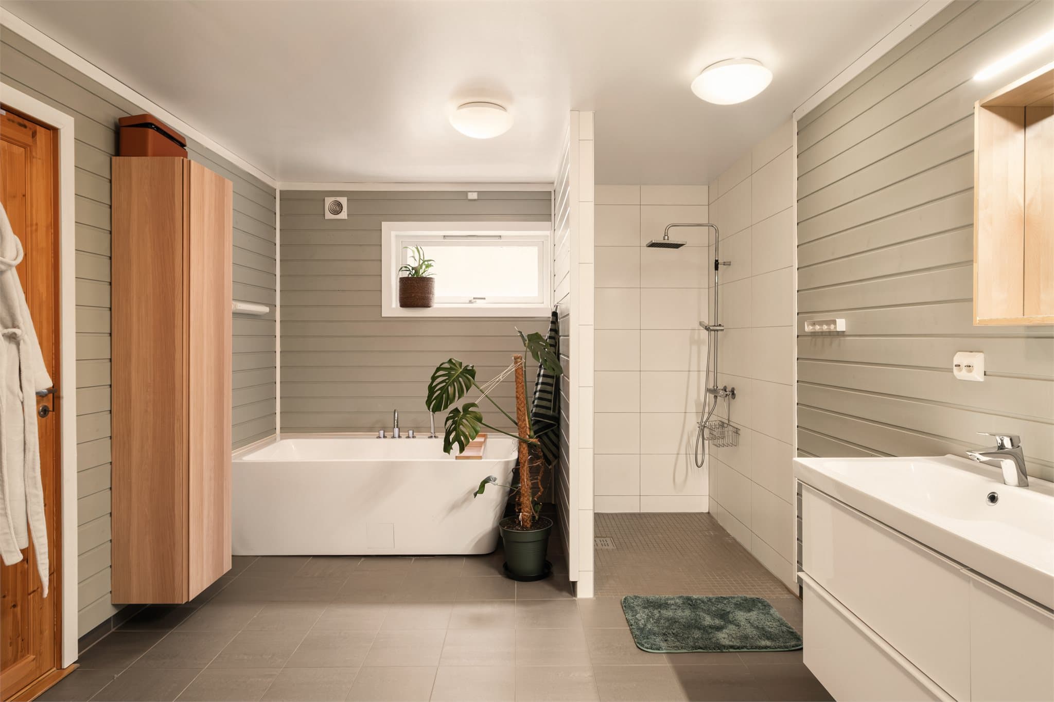 - Det største badet måler 12,8m² og holder god standard -