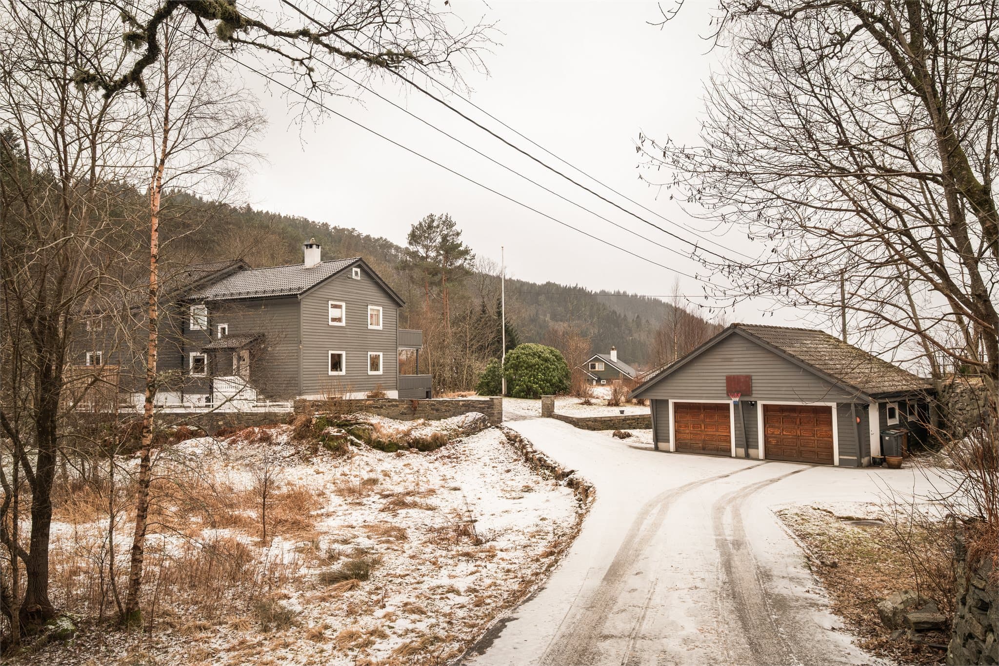 - Lang innkjørsel inn mot boligen gir følelsen av å bo i usjenerte omgivelser -