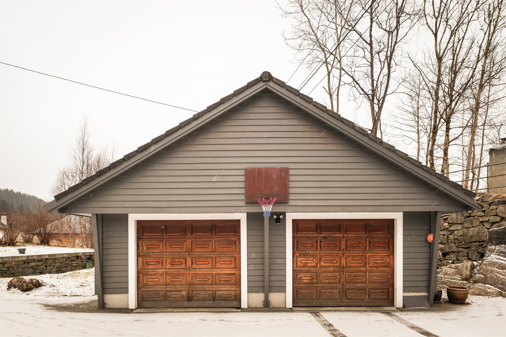 - Gode muligheter for parkering både i og utenfor garasjen -
