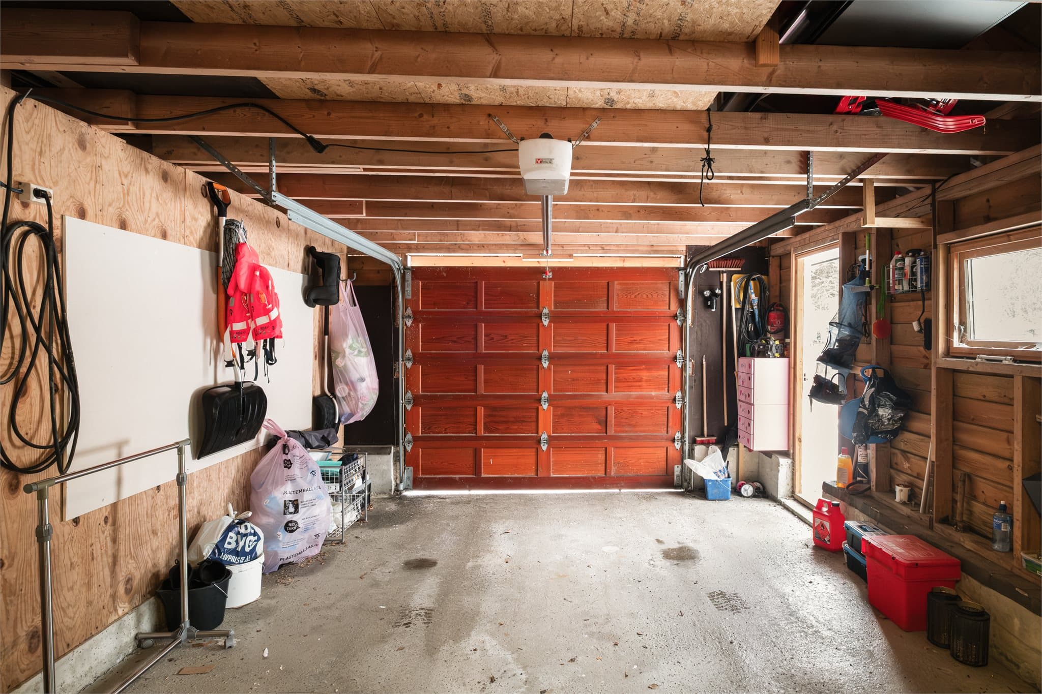 - Den tilhørende garasjedelen gir god plass til lagring langs vegger og over bjelker -