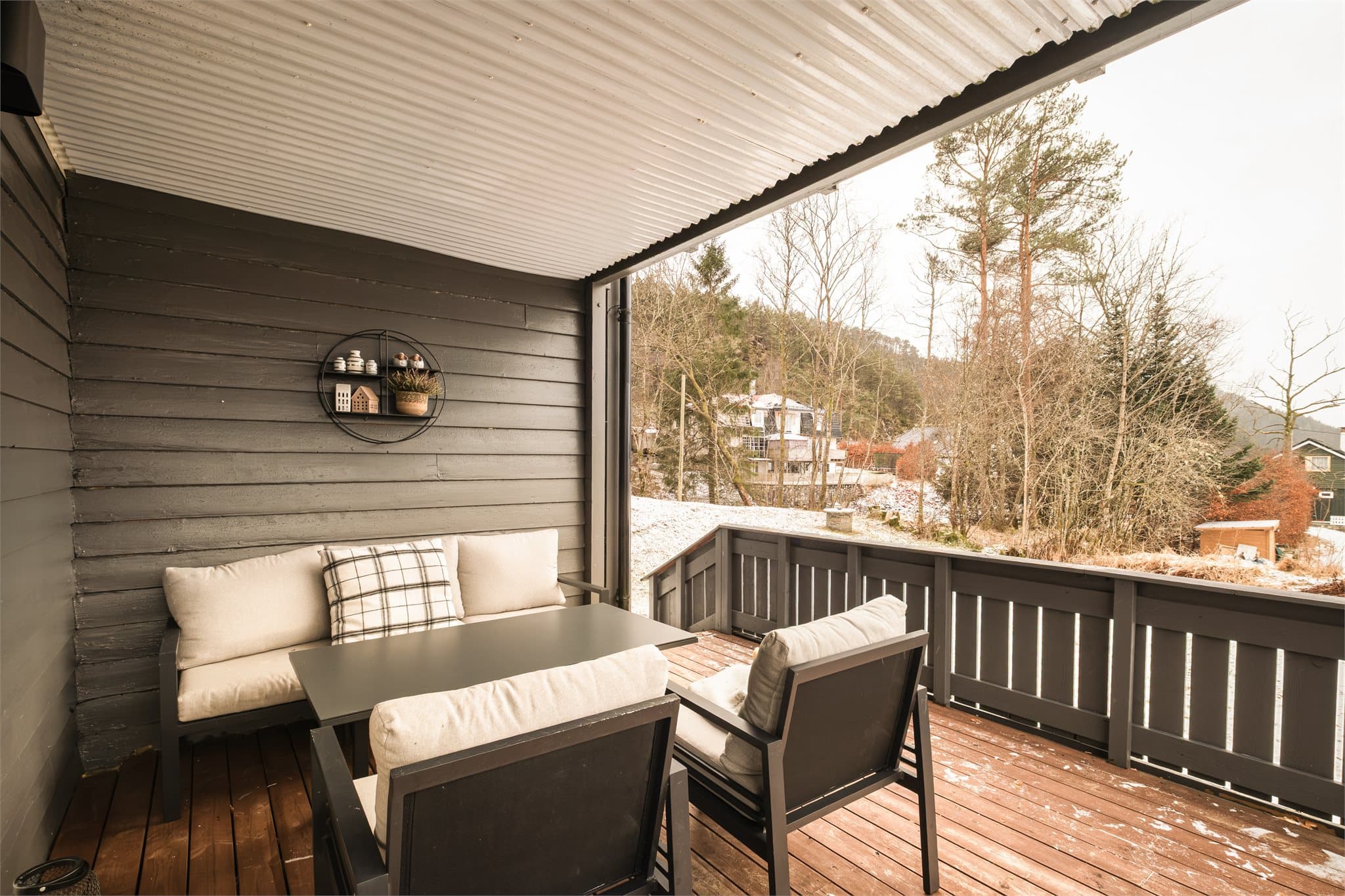 - Fra stuen er det direkte adkomst til en herlig, sørvestvendt terrasse -