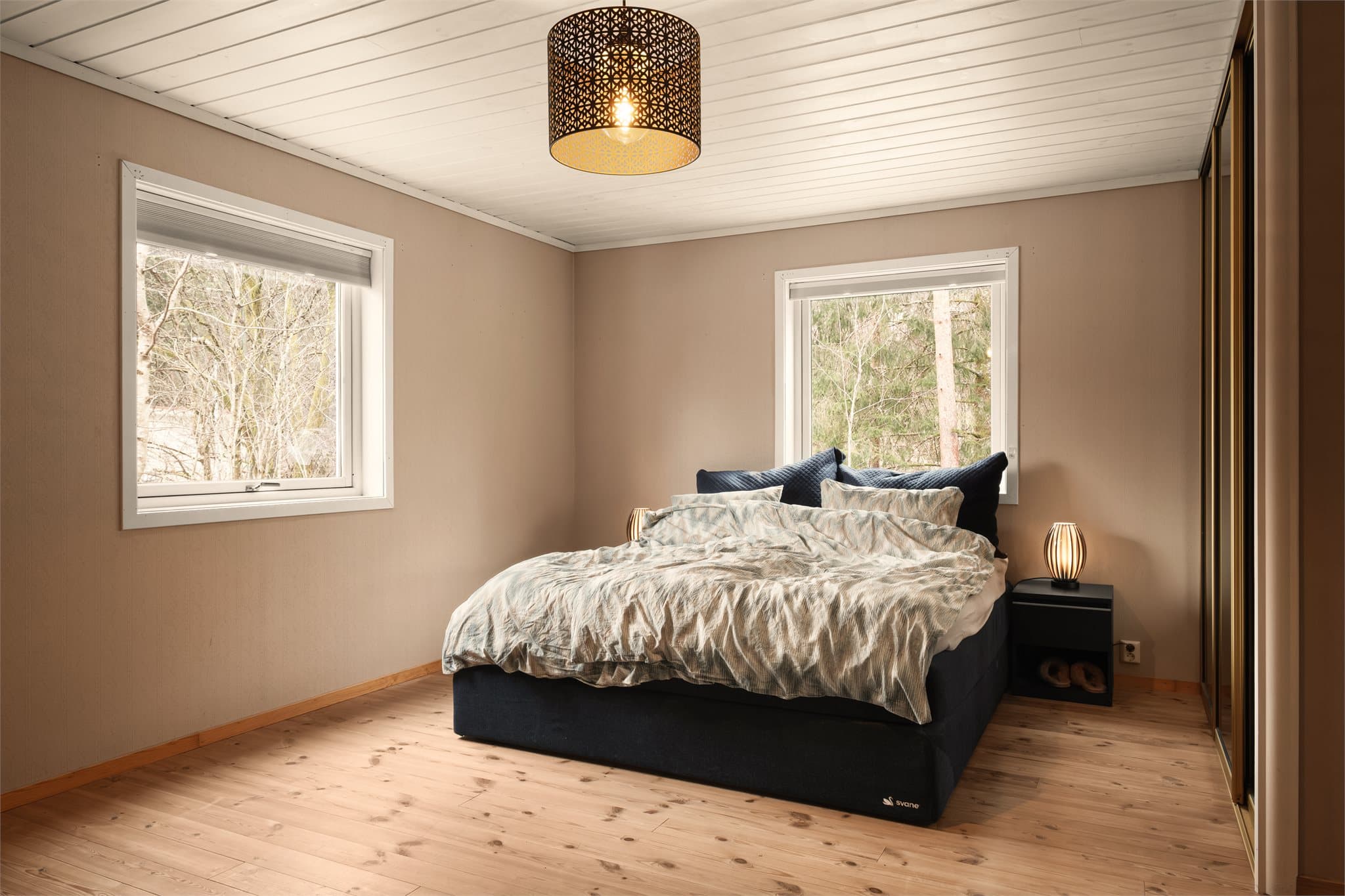 - Romslig soverom på 21,7m², med innebygd garderobeskap -