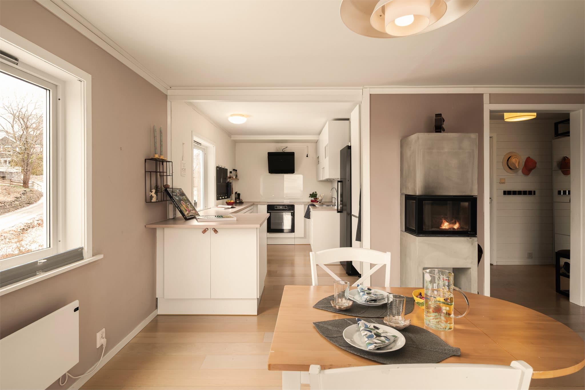 - Utformingen av stue/kjøkken gjør det enkelt å innrede med sofa- og spisegruppe i hver sin naturlige sone -