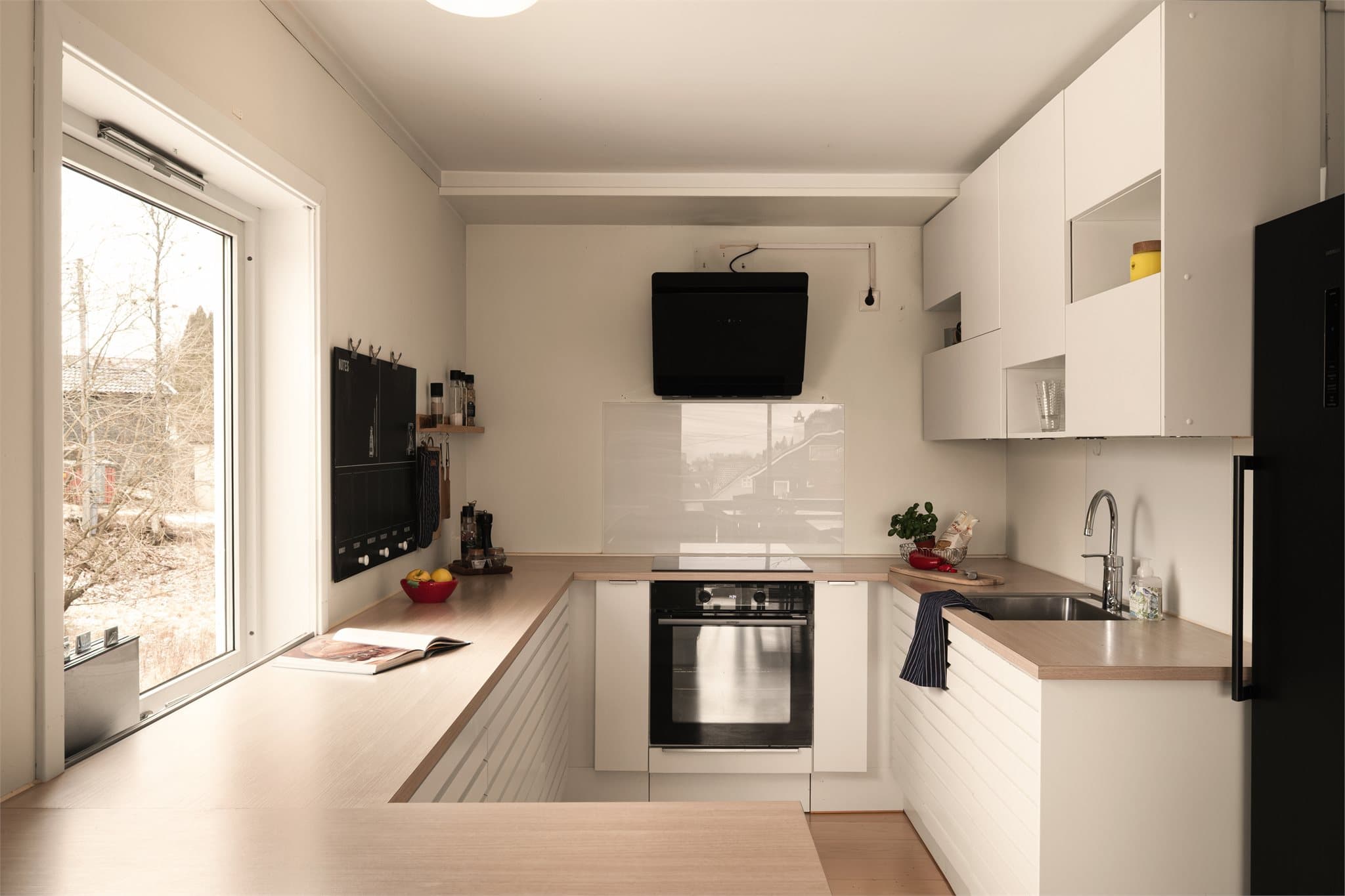 - Ny eier får gleden av integrert platetopp m/ induksjon, stekeovn, oppvaskmaskin og kjøle- og fryseskap -