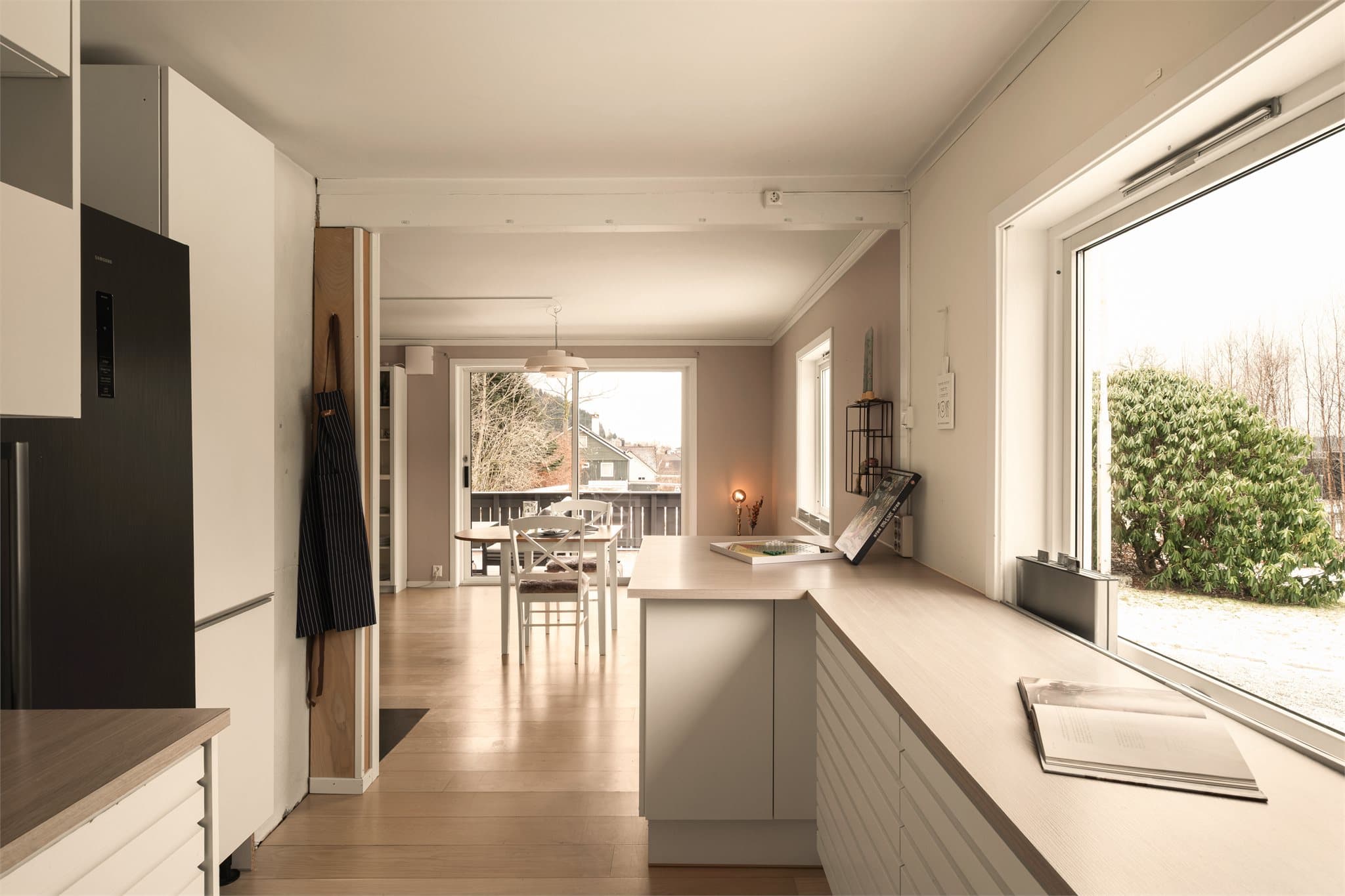 - I 2023 ble taket senket i stue, samt etterisolert og montert lydbøyler -