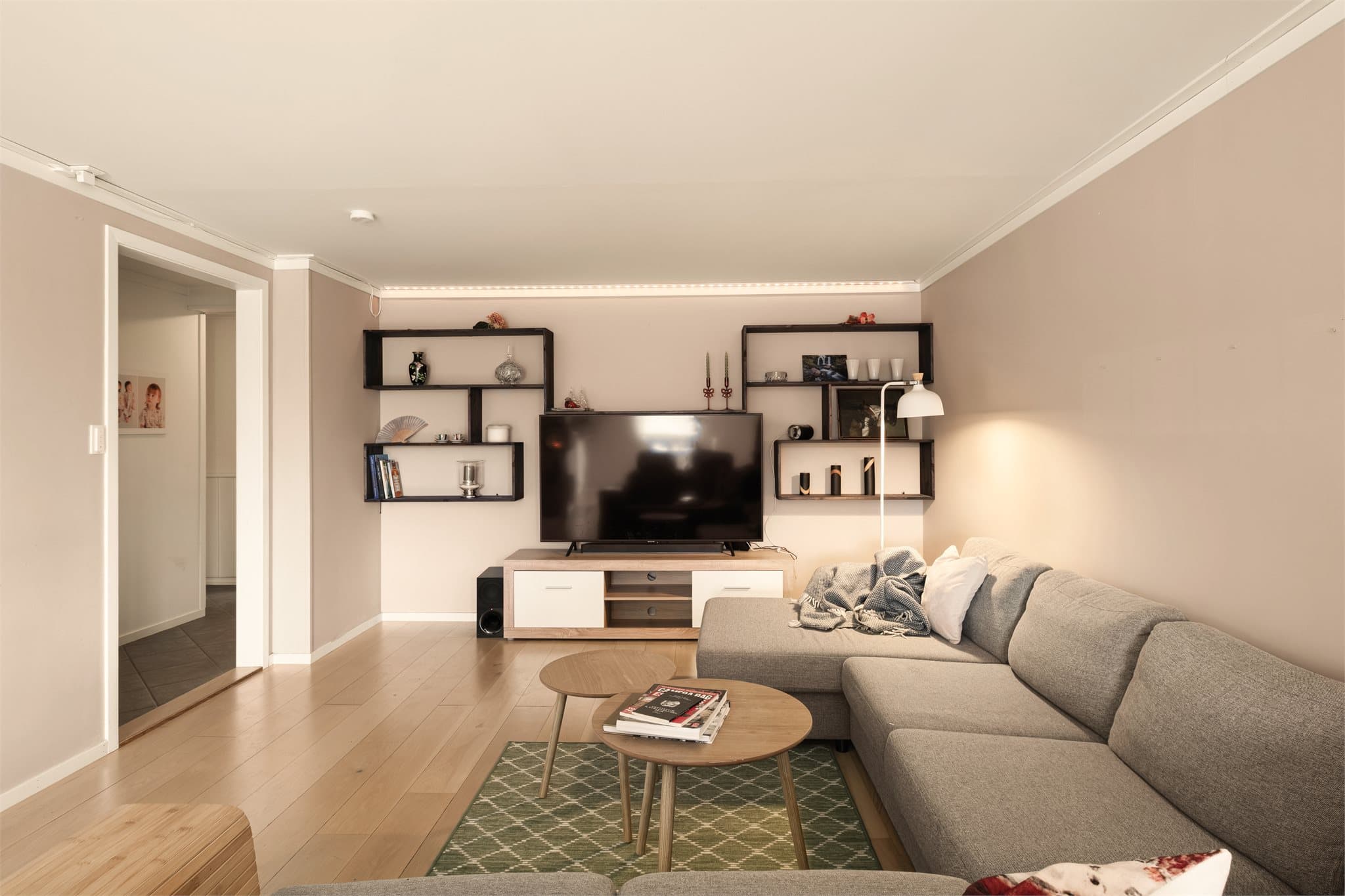 - I stuen har man god plass til ønskelig innredning -