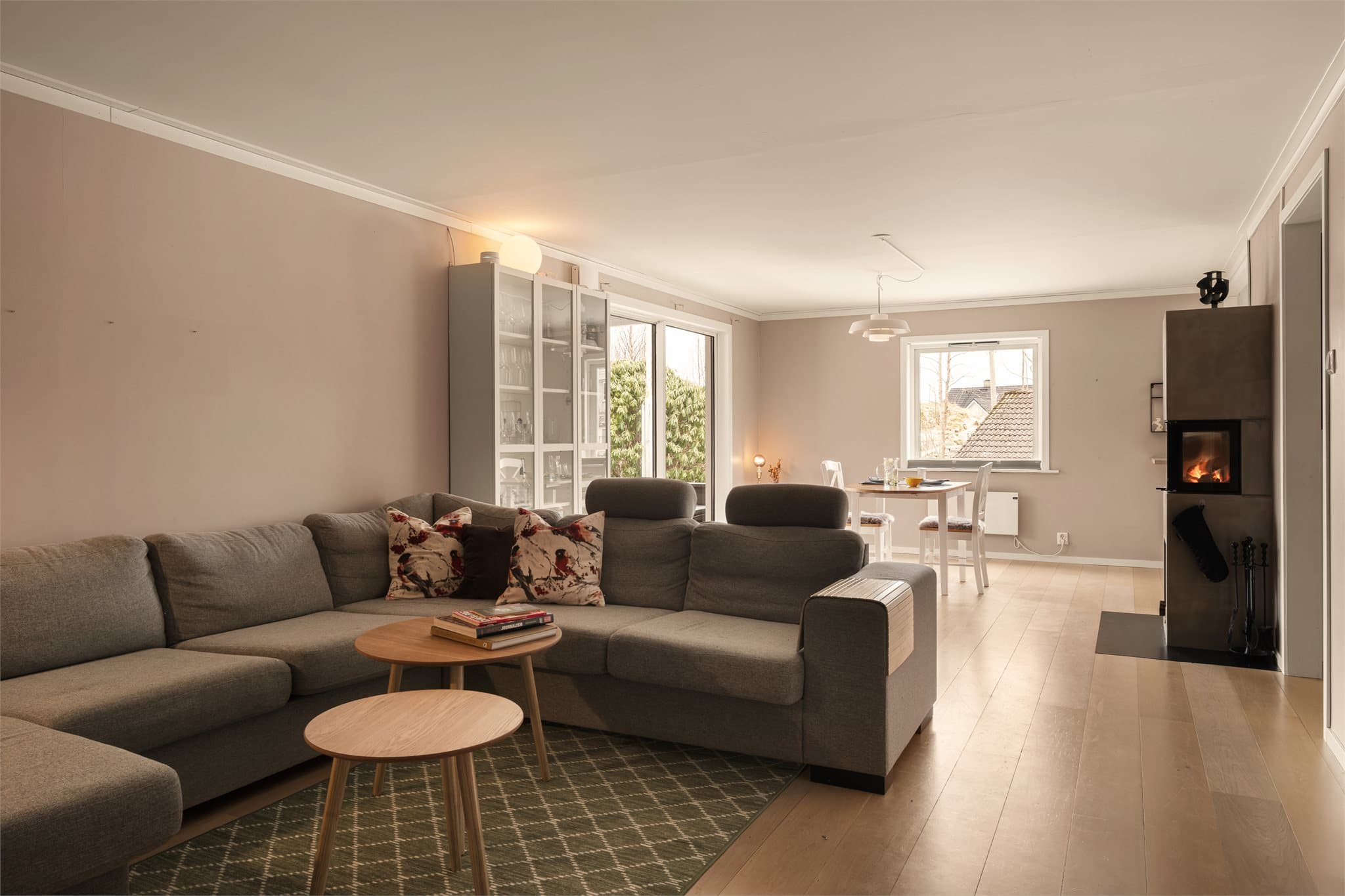 - Tomten måler 810,7m² og inkluderer en stor felles hage -