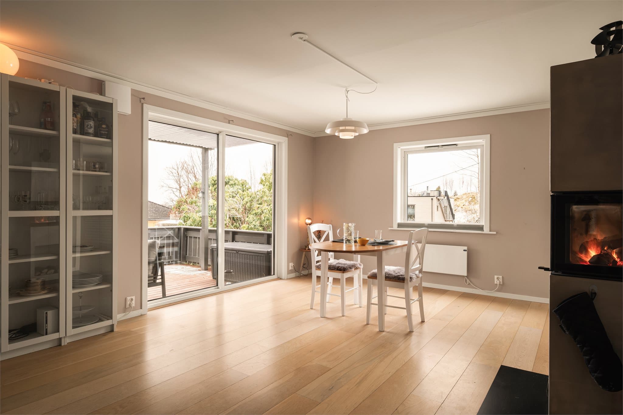 - Boligen har en BRA-i på 146m², og inneholder entré, biinngang, gang, 2 bad, vaskerom, 4 soverom og stue/kjøkken -