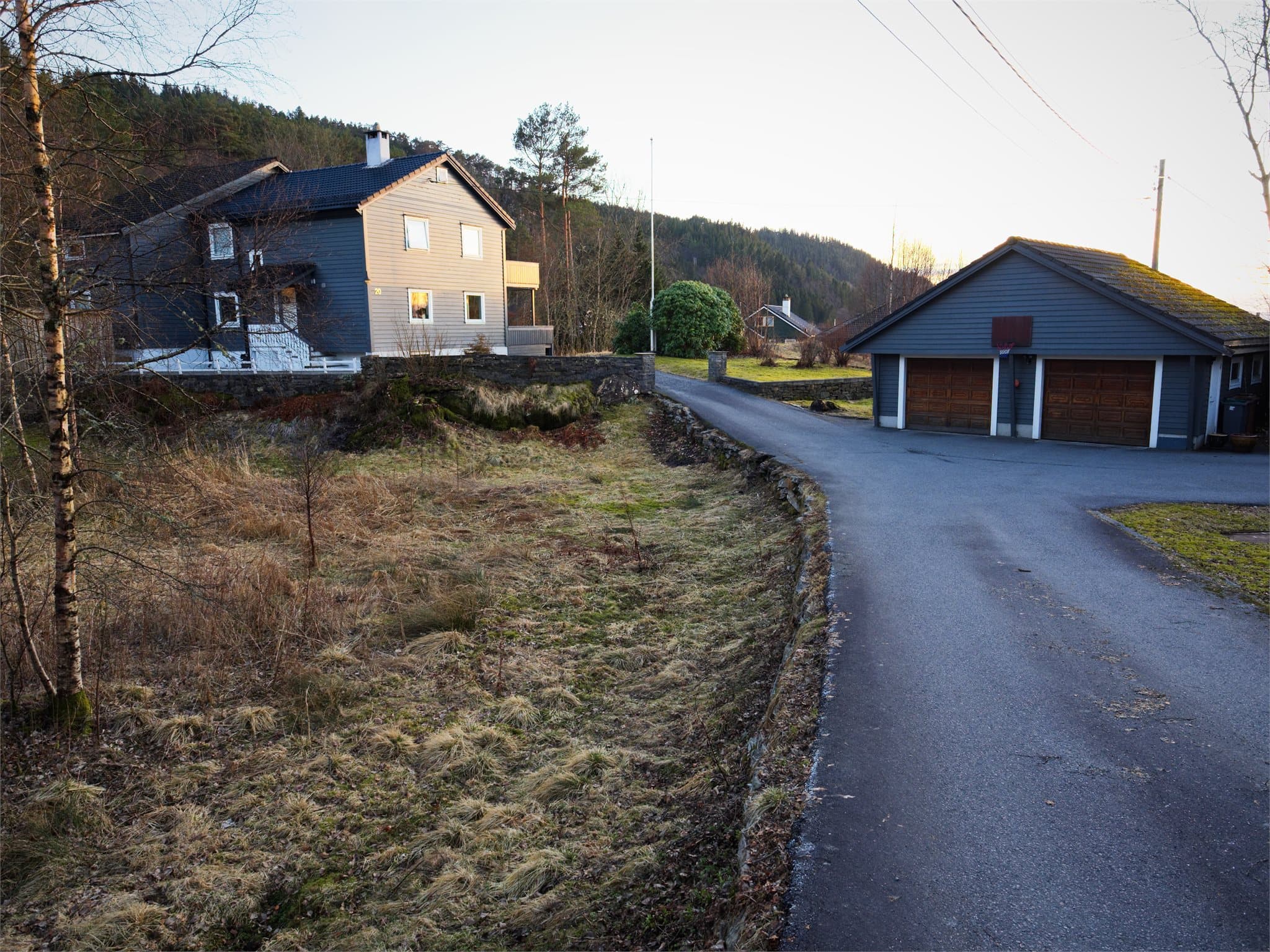- Lang innkjørsel inn mot boligen gir følelsen av å bo i usjenerte omgivelser -