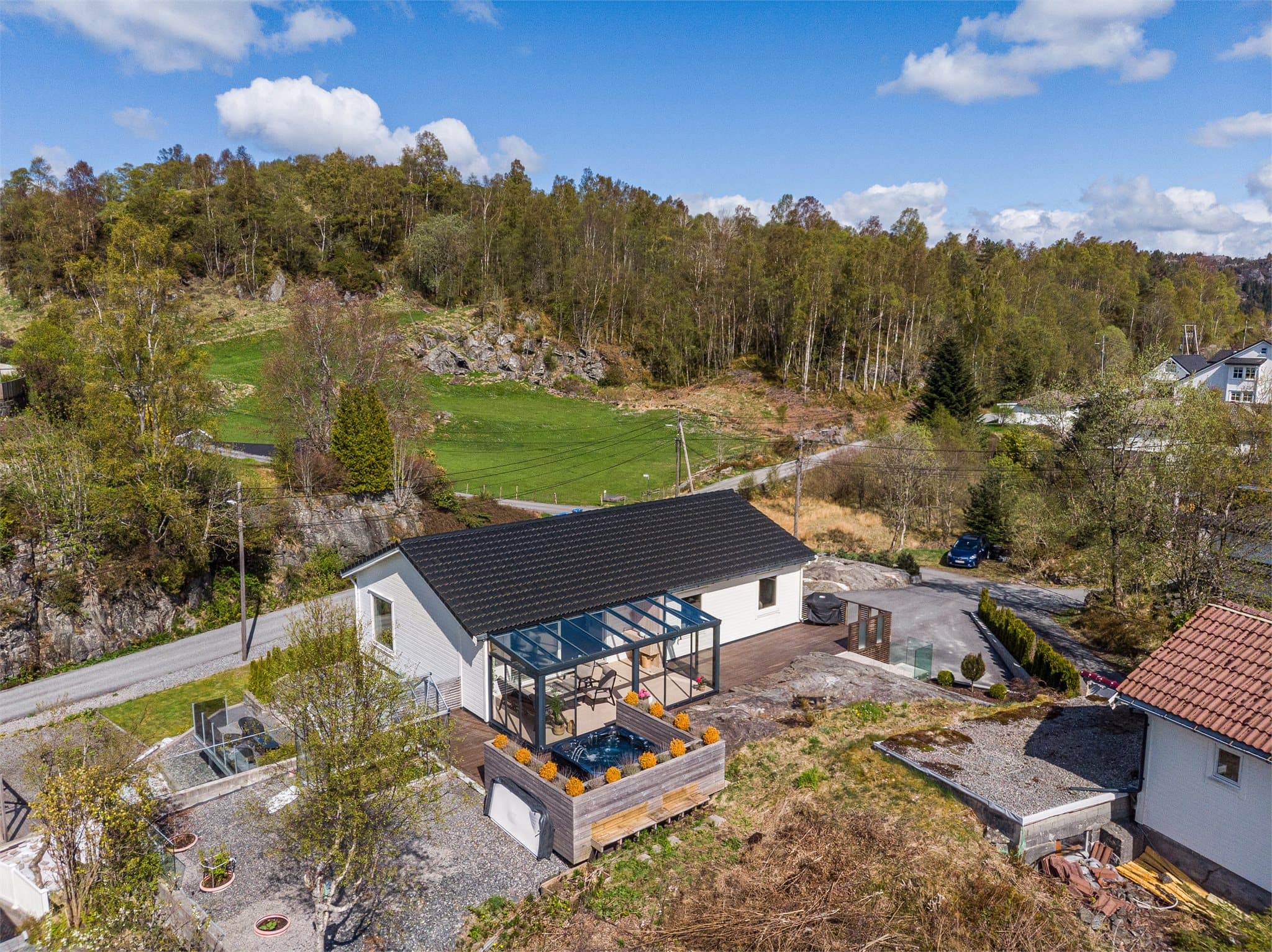 - En svært lekker og innholdsrik enebolig med romslig tomt på hele 1 418,8 m² -