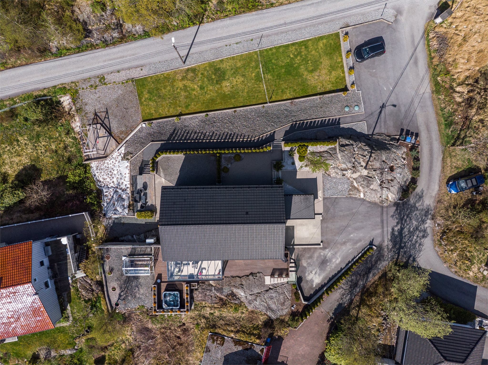 - En svært lekker og innholdsrik enebolig med romslig tomt på hele 1 418,8 m² -