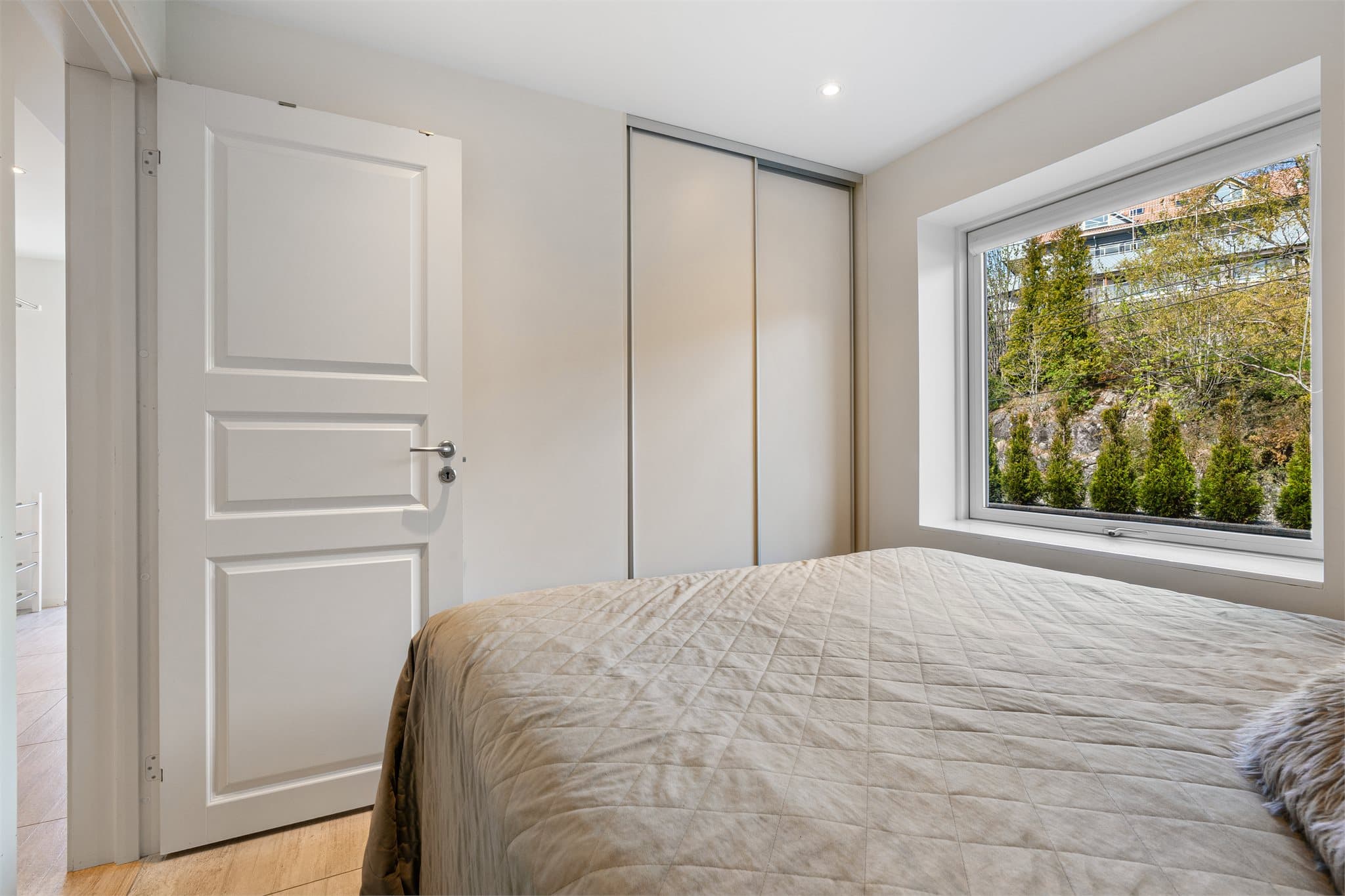 - Svært praktisk med innebygget skyvedørsgarderobe -